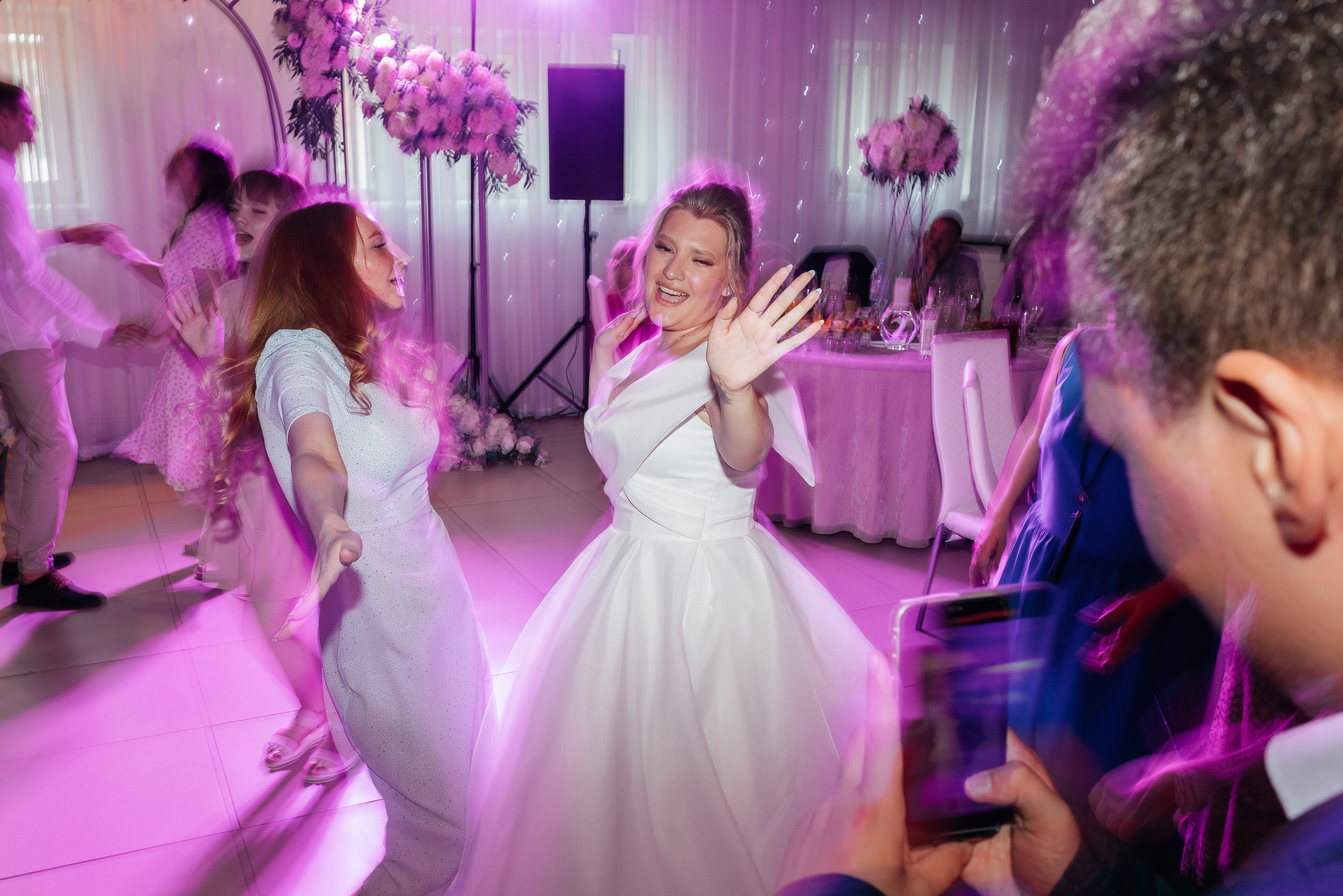 Дискотека на свадебной вечеринке. Репортажное фото банкета