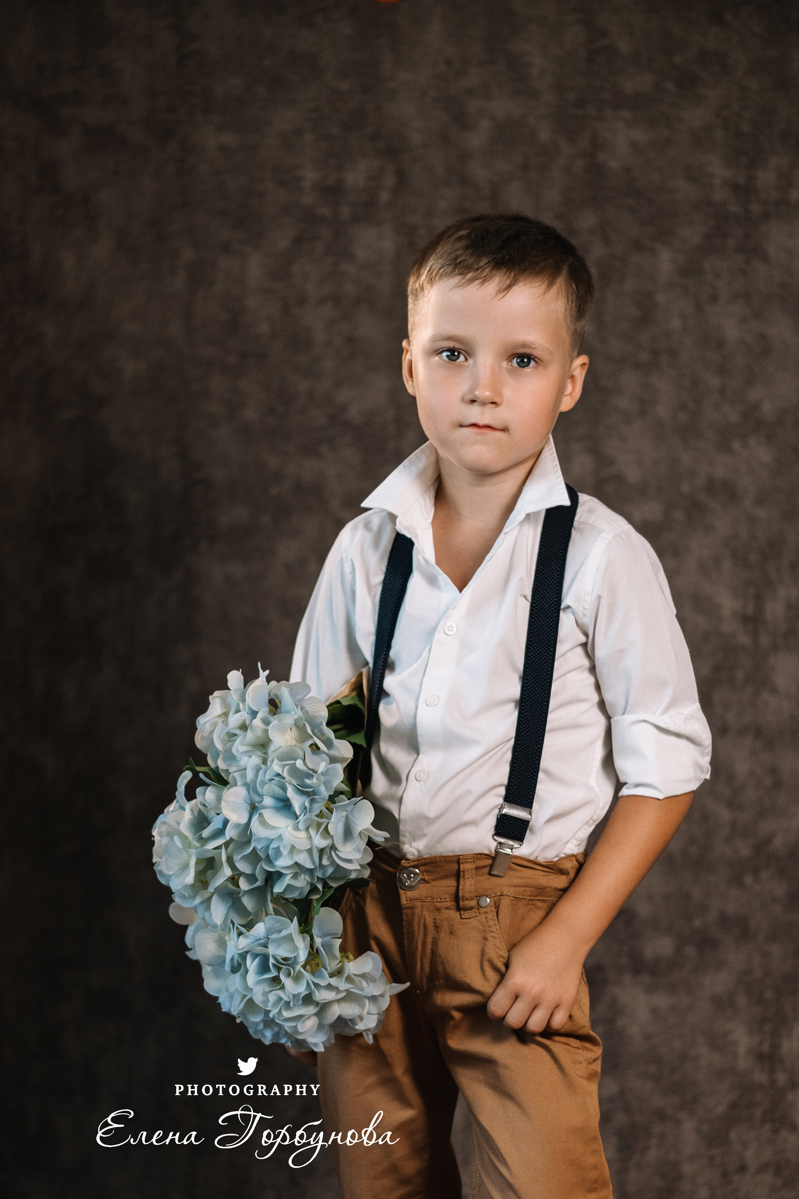 Мальчик позирует на стуле с цветами голубая гортензия. детская фотосессия, детский портрет, фотосессия в садике, фотосессия в студии, детский фотограф пермь Елена Горбунова.