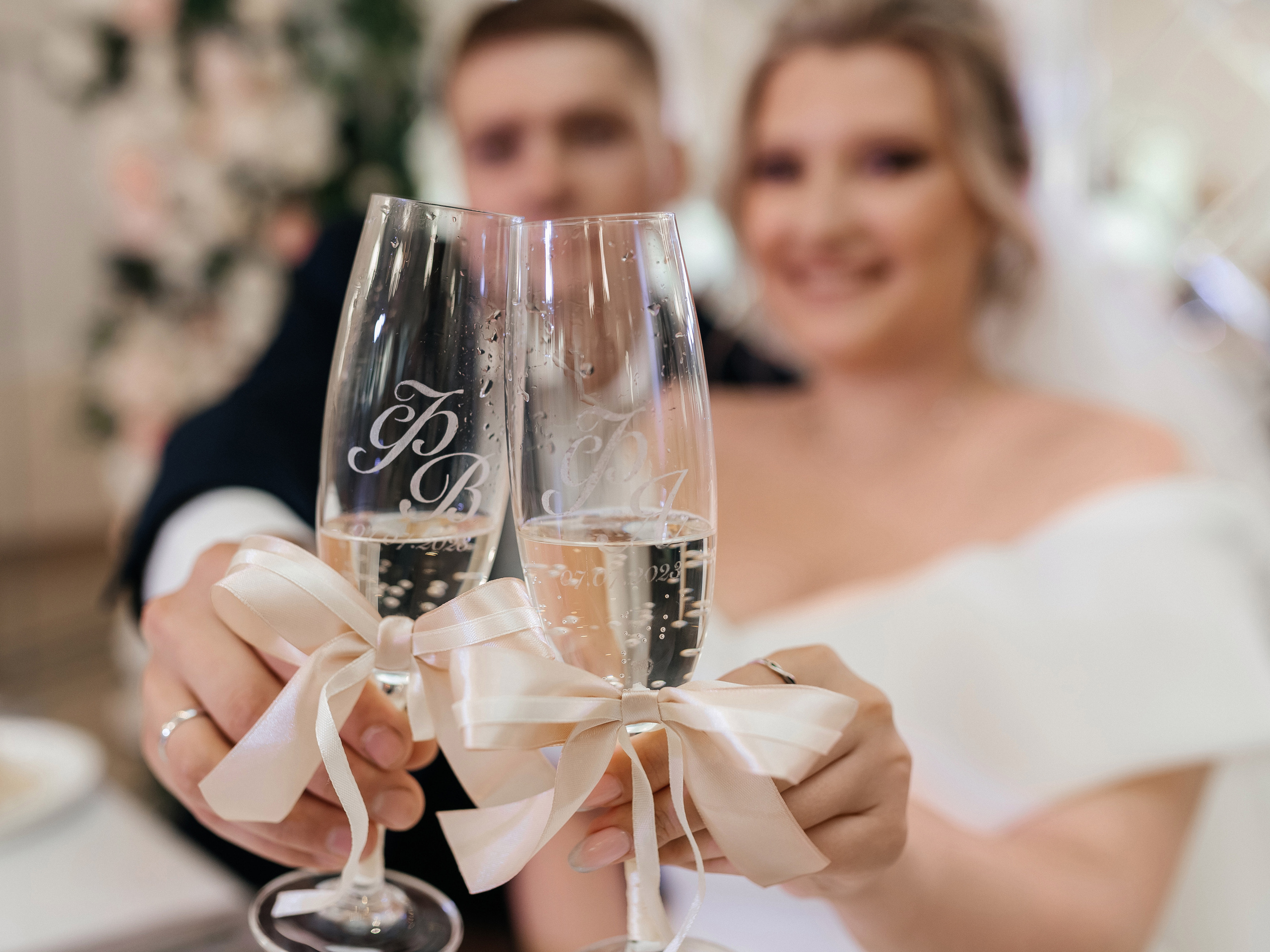 Жених и невеста за столом