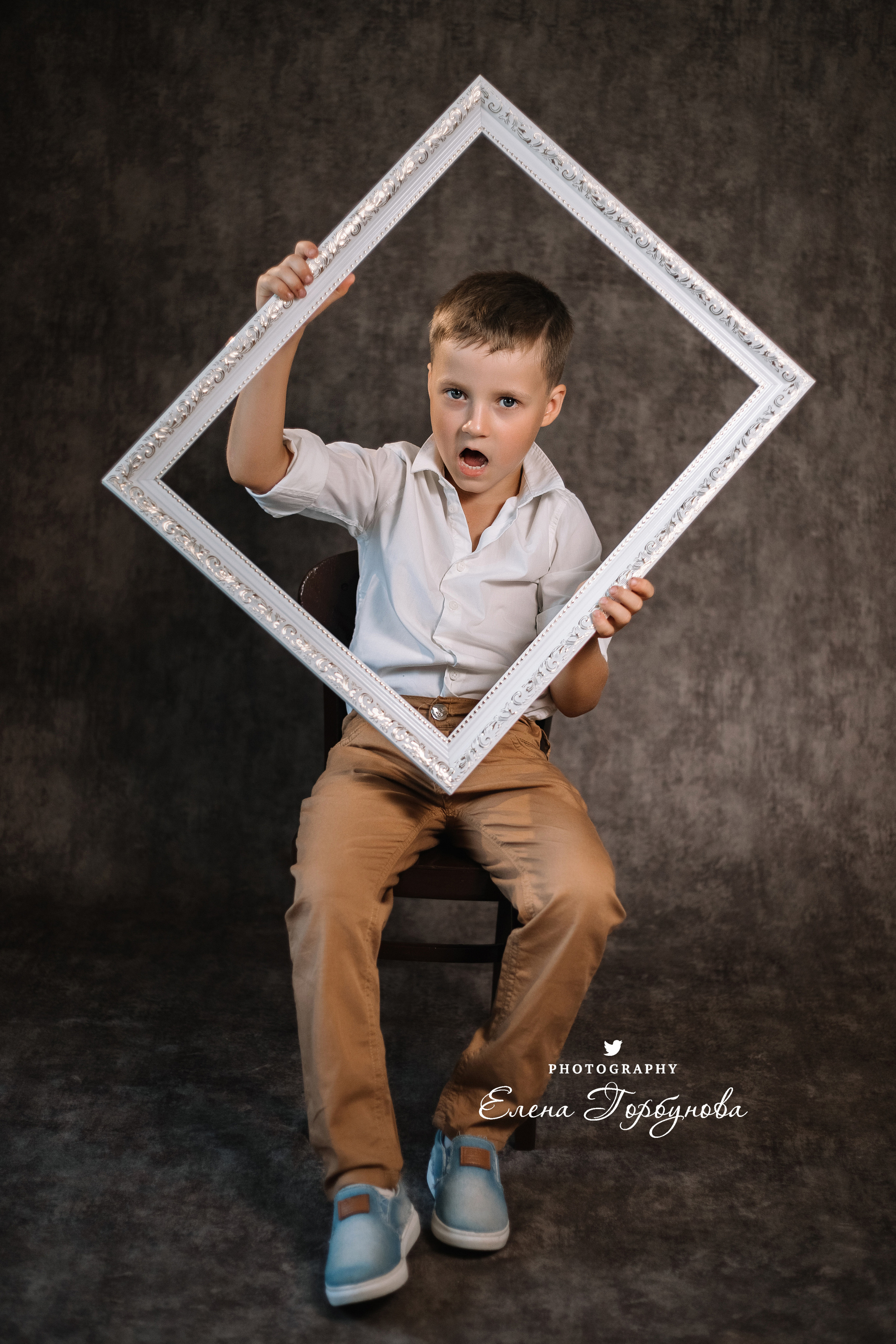 Мальчик позирует на стуле с цветами голубая гортензия. детская фотосессия, детский портрет, фотосессия в садике, фотосессия в студии, детский фотограф пермь Елена Горбунова.