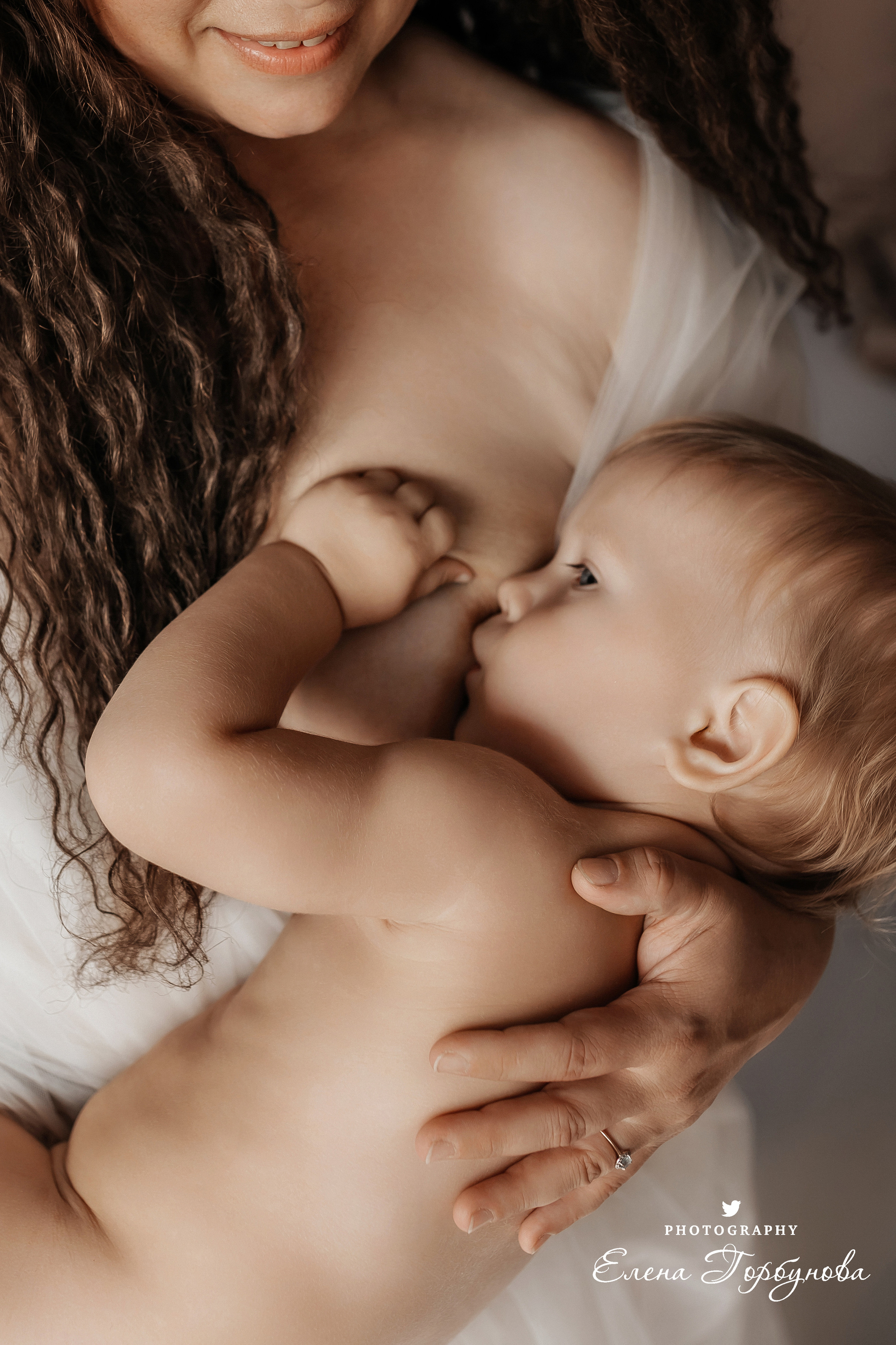 Мама и малыш. Фотосессия материнство. Мама кормит грудью своего малыша, грудное вскармливание. Фотограф Елена Горбунова Пермь. Детский семейный фотограф Пермь. Лайфстайл Пермь. Семья Пермь.