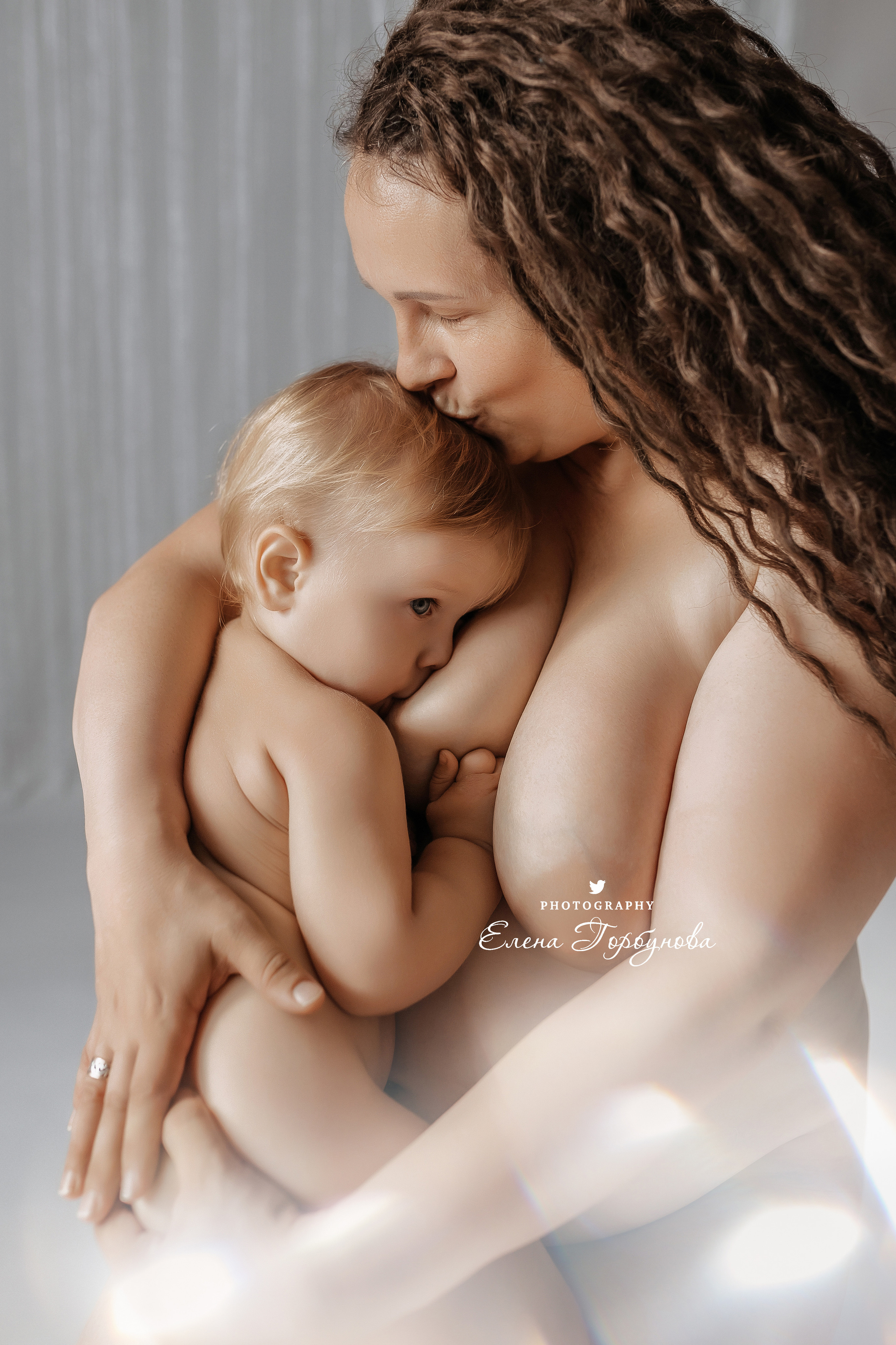 Мама и малыш. Фотосессия материнство. Мама кормит грудью своего малыша, грудное вскармливание. Фотограф Елена Горбунова Пермь. Детский семейный фотограф Пермь. Лайфстайл Пермь. Семья Пермь.