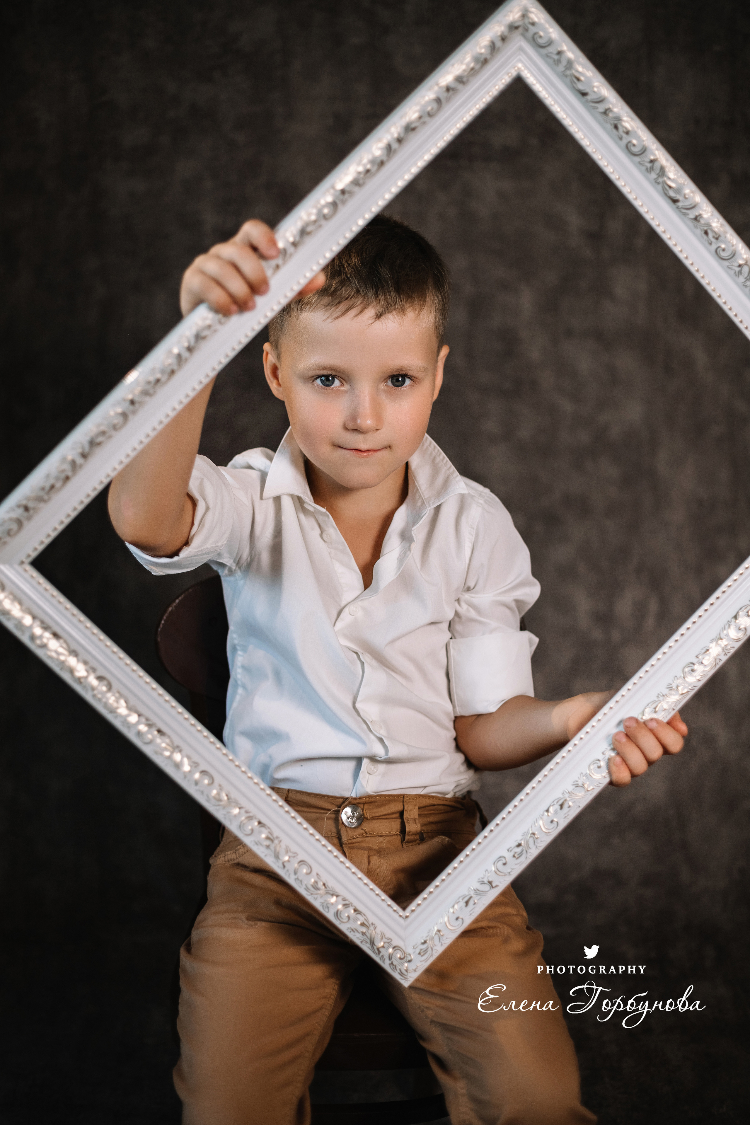 Мальчик позирует на стуле с цветами голубая гортензия. детская фотосессия, детский портрет, фотосессия в садике, фотосессия в студии, детский фотограф пермь Елена Горбунова.