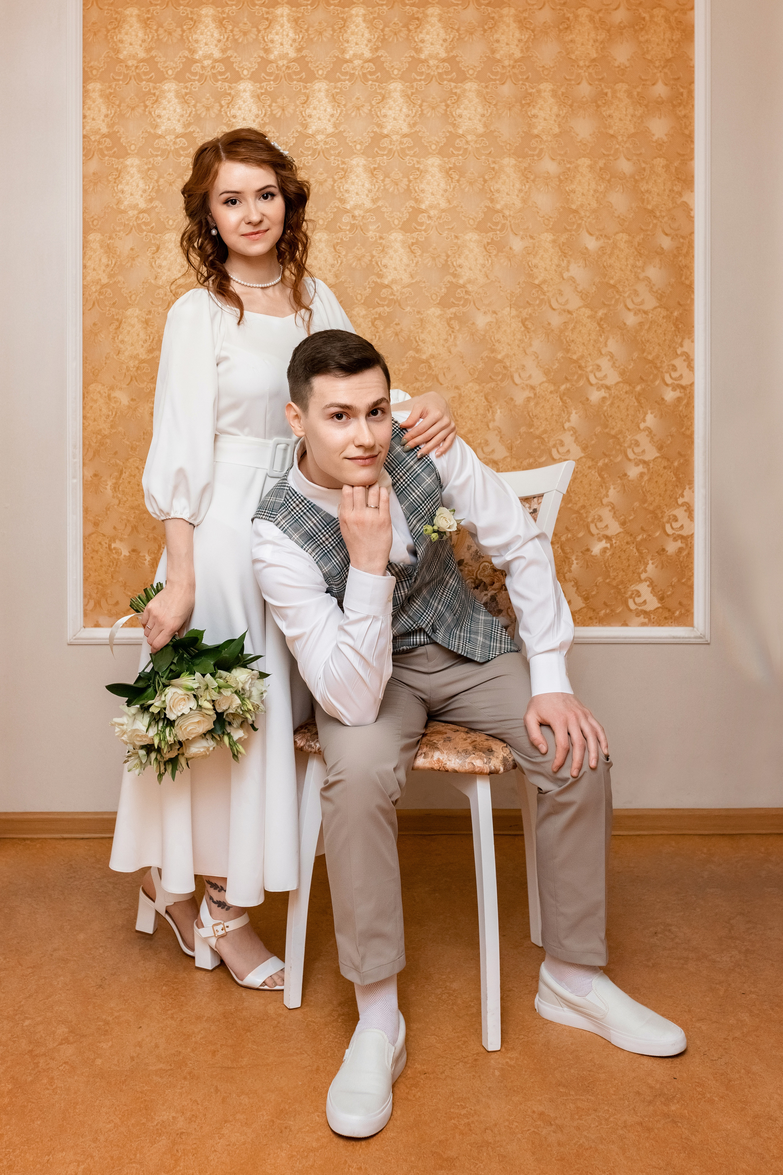 Молодожены позируют на стуле
