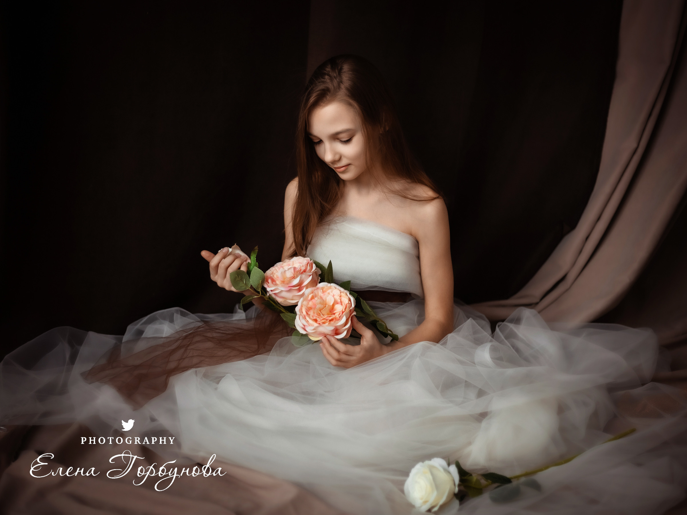 девочка подросток в студии в фатине с розами с цветами позируем. нежная детская фотосессия 