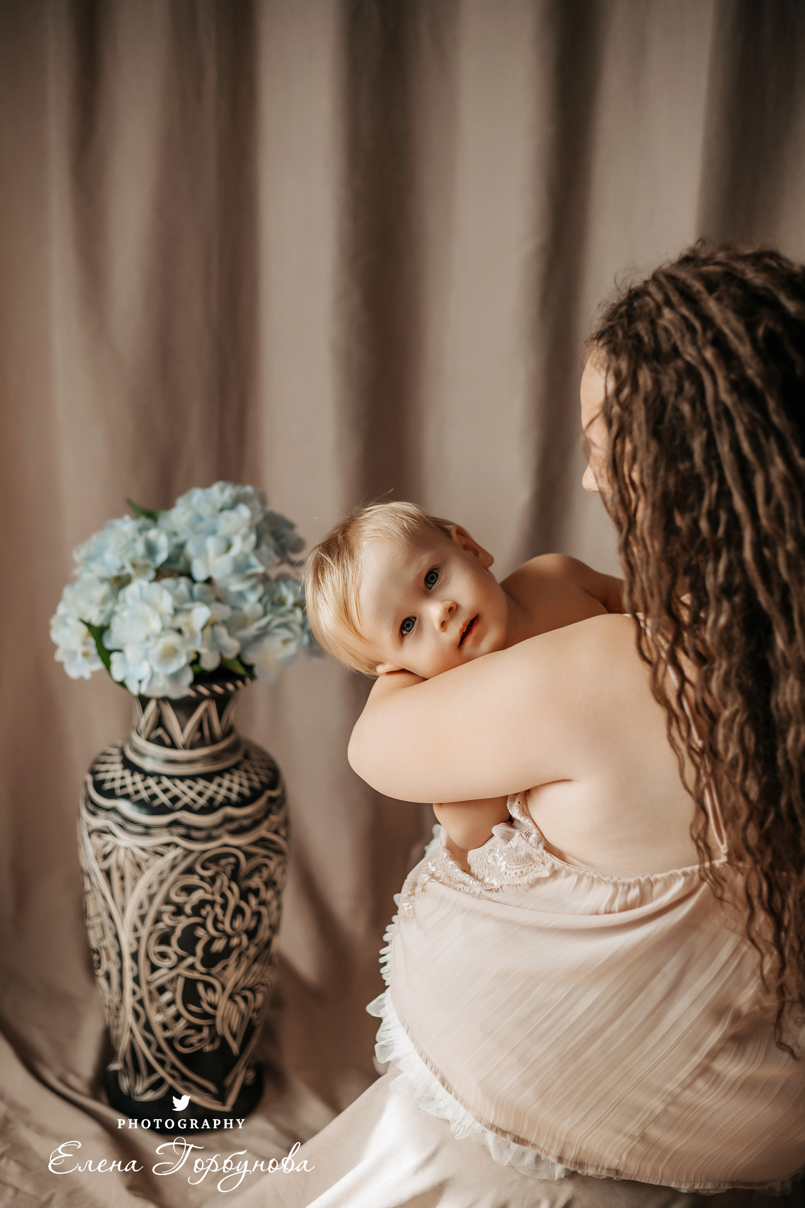 Мама и малыш. Фотосессия материнство. Мама кормит грудью своего малыша, грудное вскармливание. Фотограф Елена Горбунова Пермь. Детский семейный фотограф Пермь. Лайфстайл Пермь. Семья Пермь.