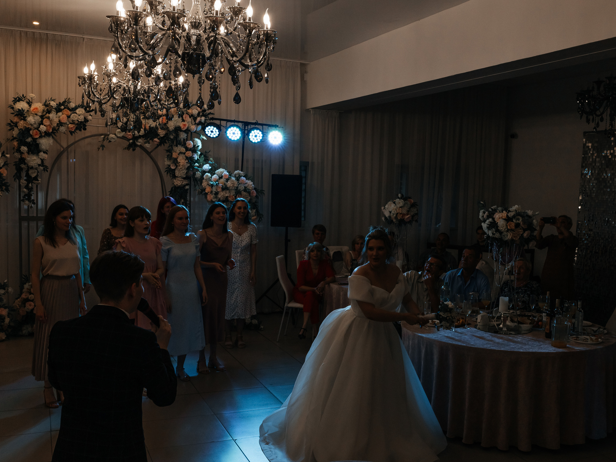 Родители жениха и невесты зажигают свечи. Репортажное фото с банкета