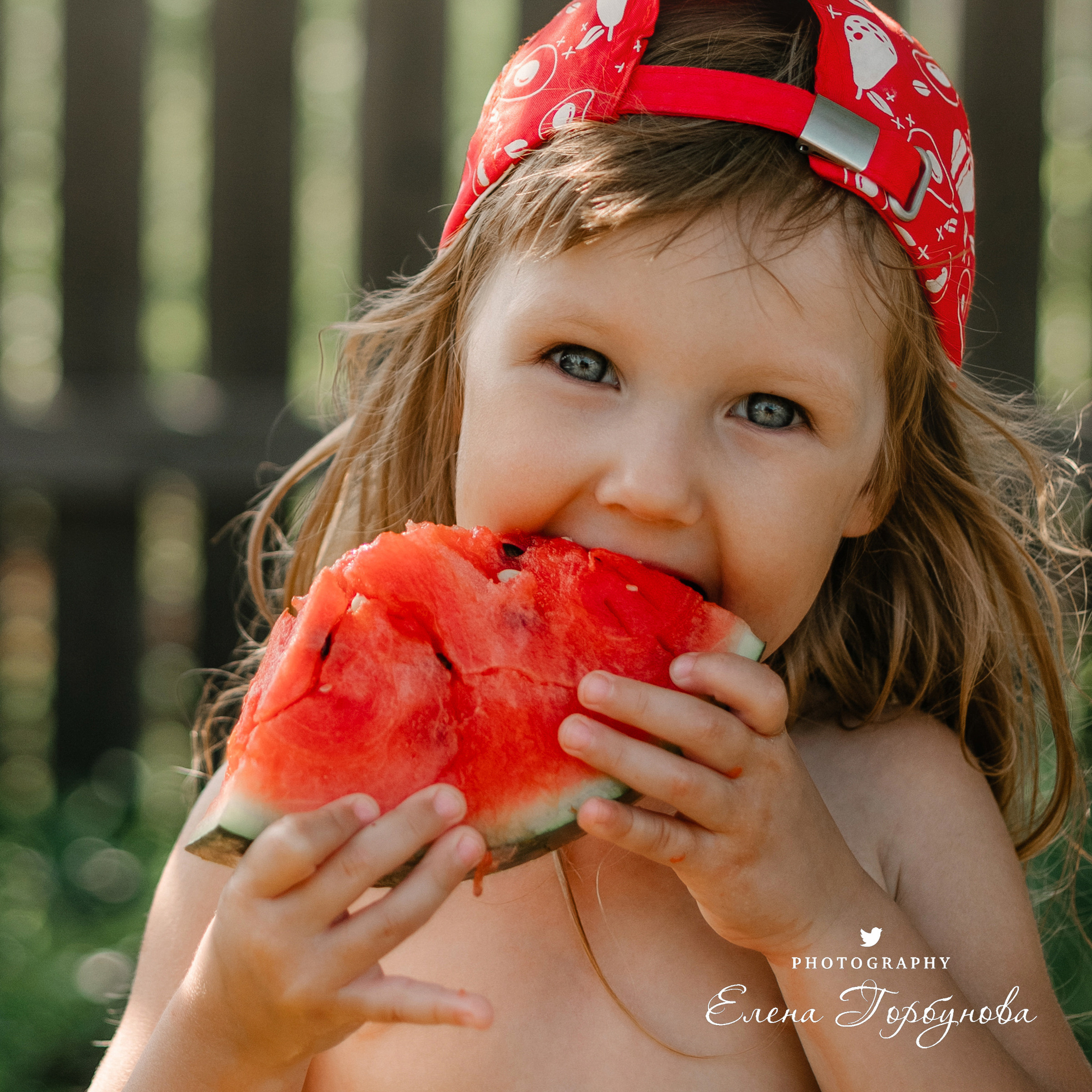 Детская фотосессия на природе на даче летом с сочным арбузом