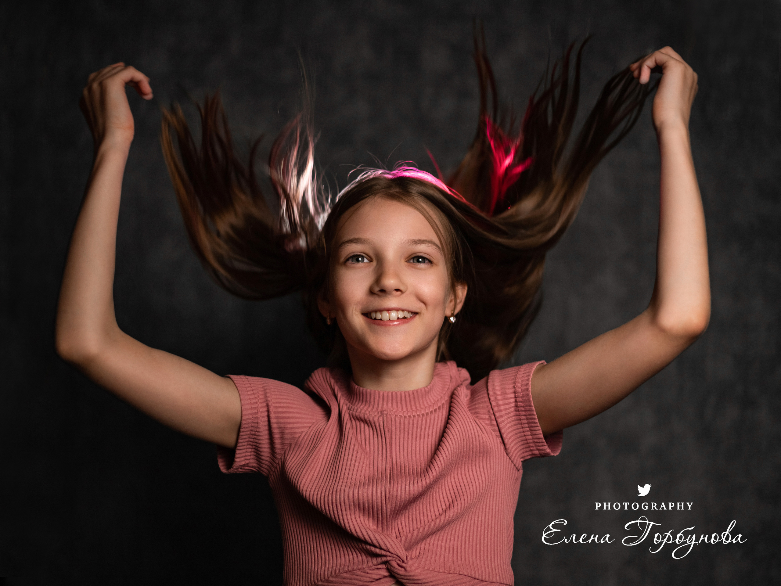 Индивидуальная фотосессия с укулеле или гитарой на фоне в студии с подсветкой волос. Эмоции