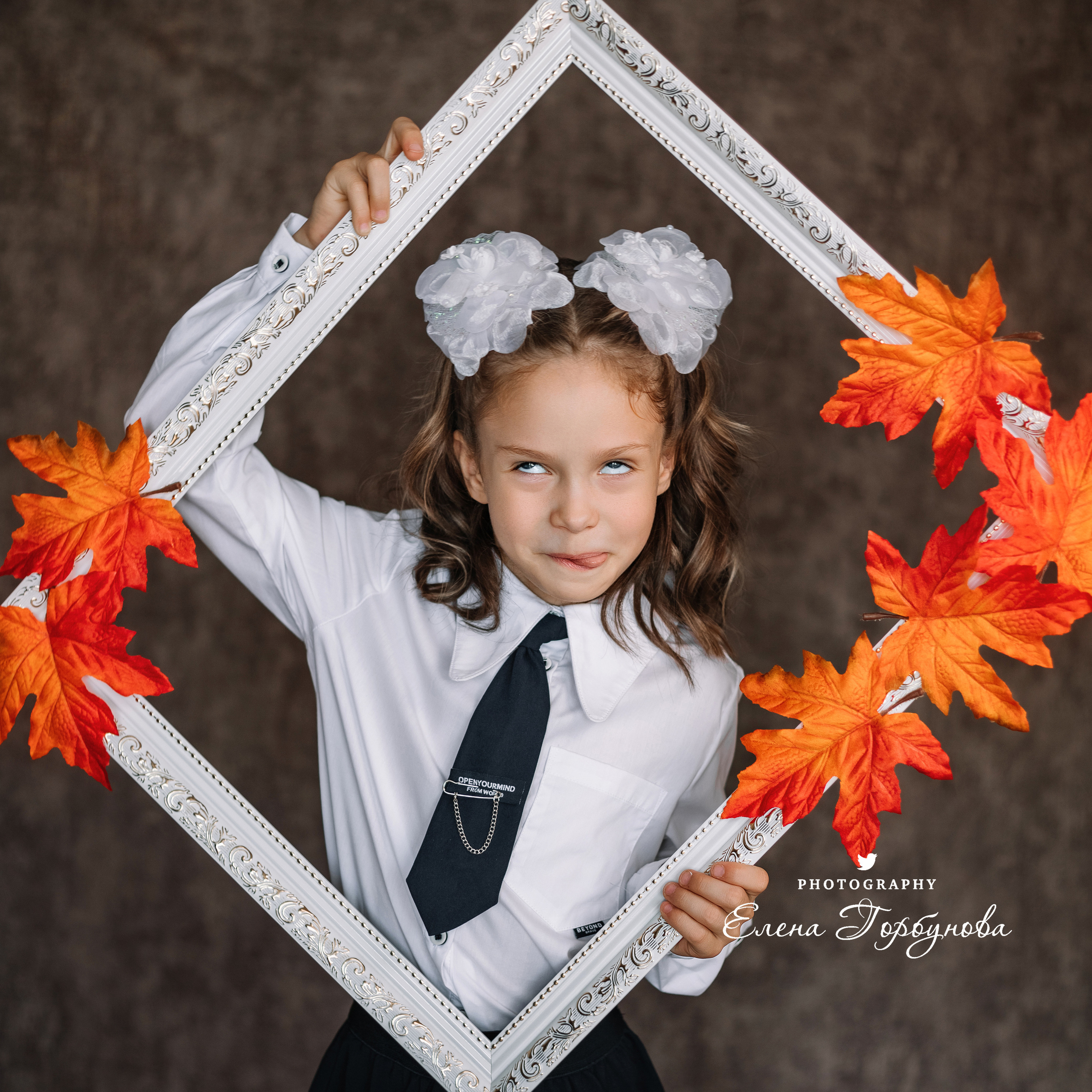 Фотограф Елена Горбунова Пермь. школьный портрет. фотосессия на 1 сентября. девочка в школьной форме с рамкой и  осенними листьями. Листья клена на портрете. школьный портрет в студии на фото. художественный портрет. школьный фотограф.