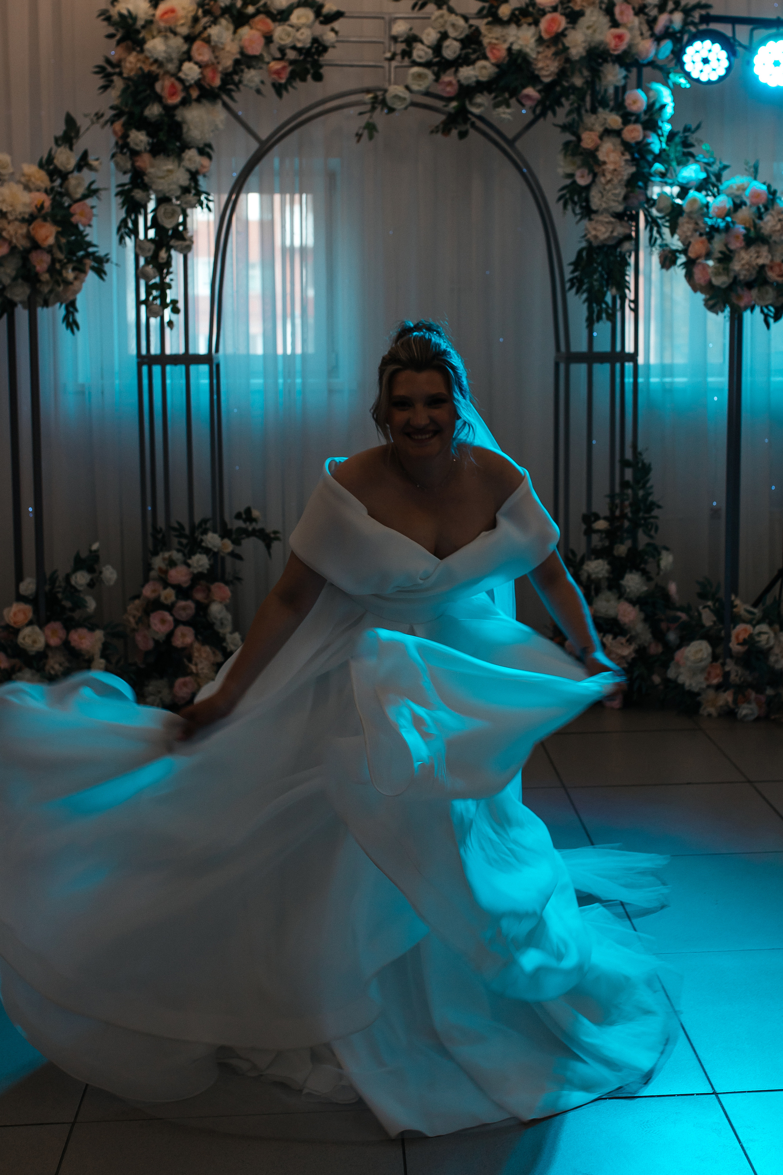 Невеста кружится в белом платье, играет подолом