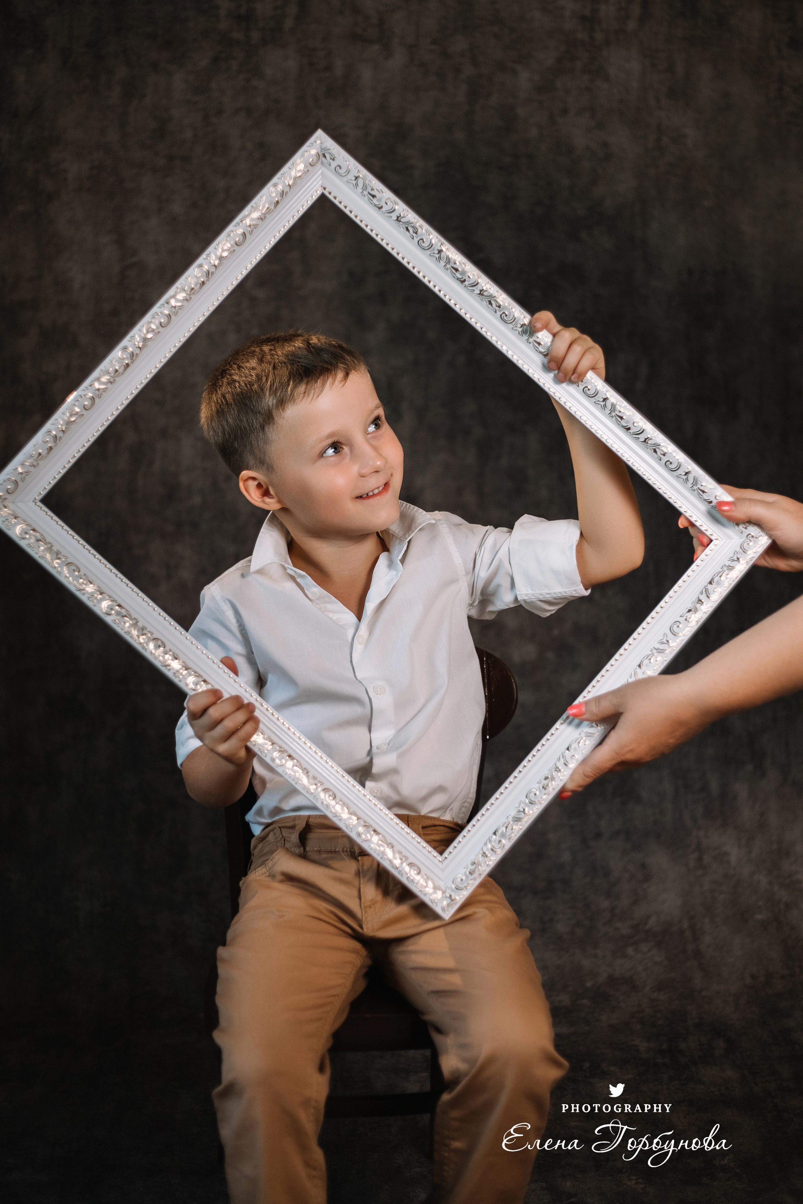 Мальчик позирует на стуле с цветами голубая гортензия. детская фотосессия, детский портрет, фотосессия в садике, фотосессия в студии, детский фотограф пермь Елена Горбунова.