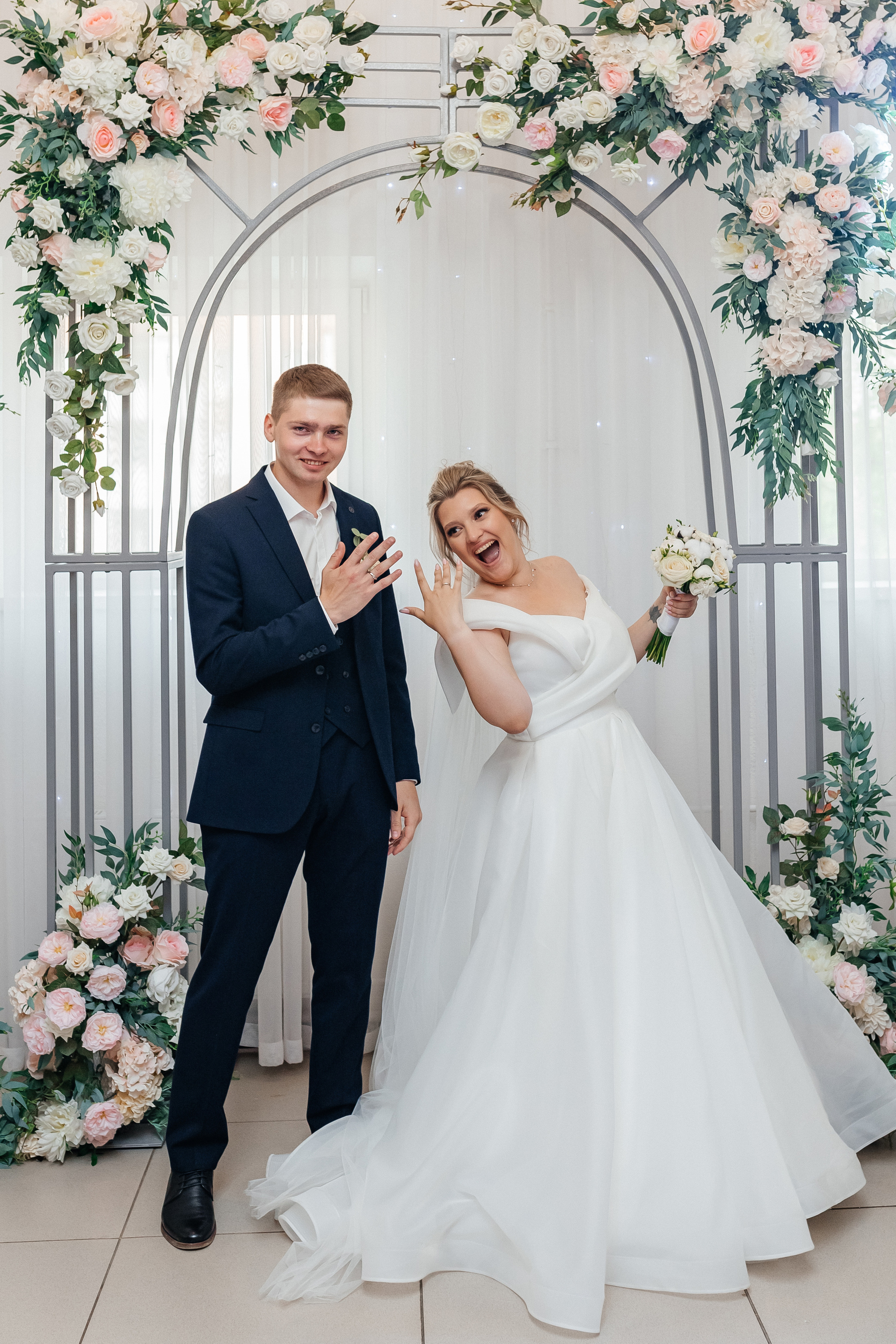 Жених и невеста обмениваются кольцами