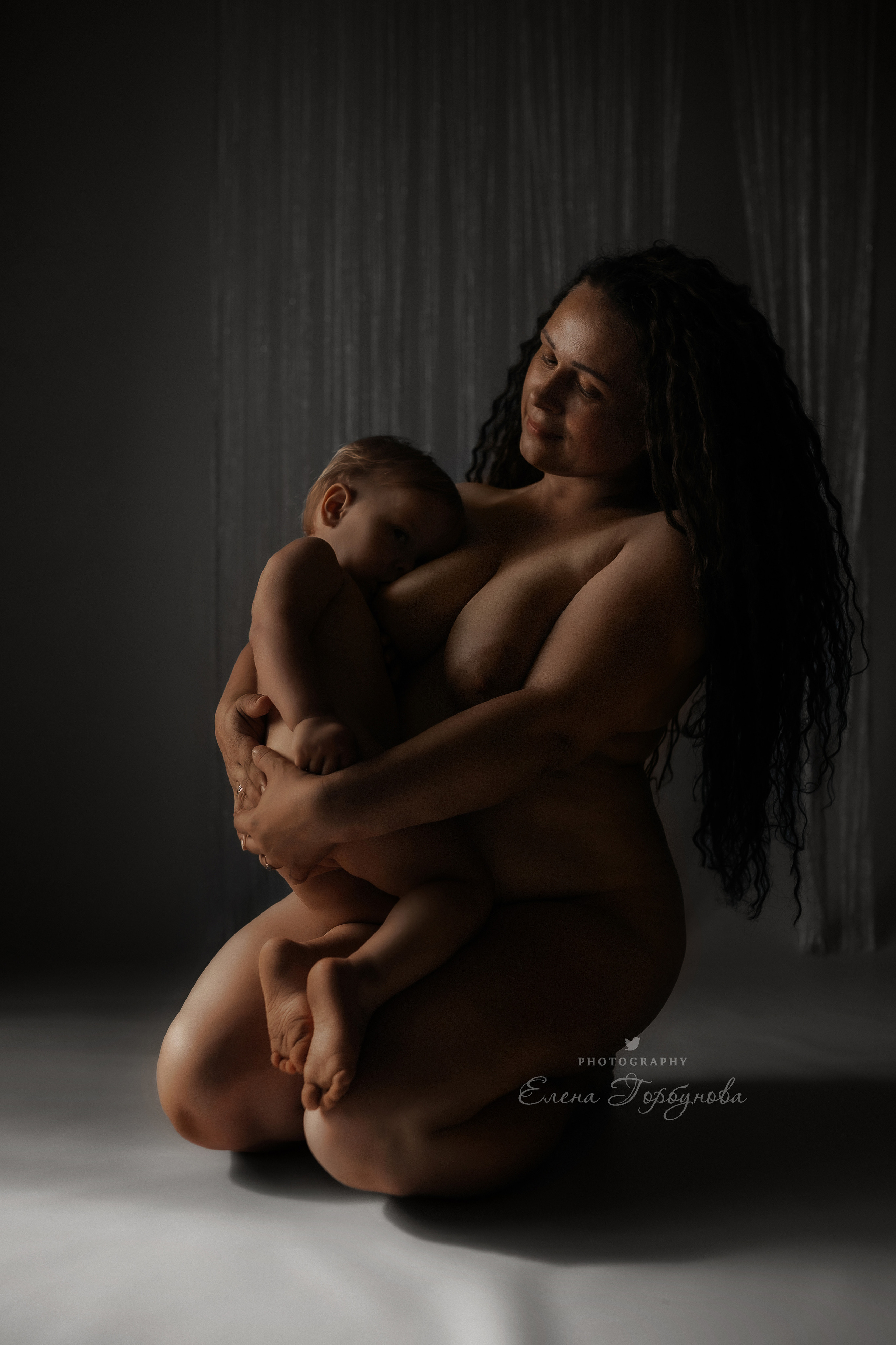 Мама и малыш. Фотосессия материнство. Мама кормит грудью своего малыша, грудное вскармливание. Фотограф Елена Горбунова Пермь. Детский семейный фотограф Пермь. Лайфстайл Пермь. Семья Пермь.