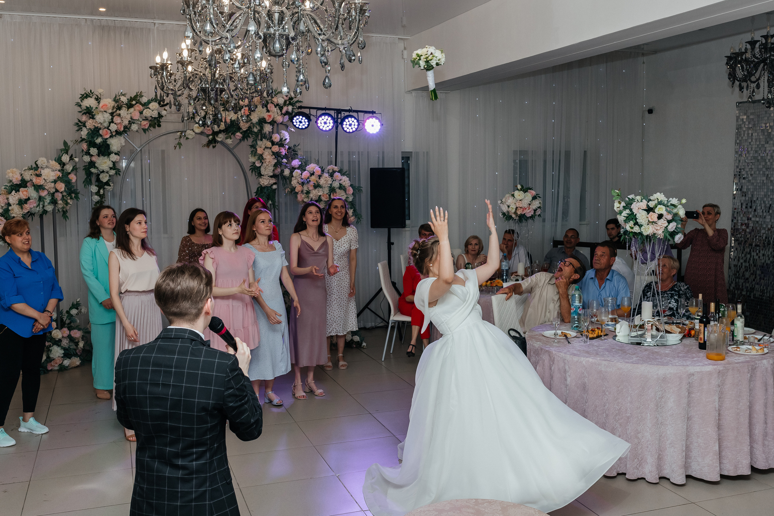 Родители жениха и невесты зажигают свечи. Репортажное фото с банкета