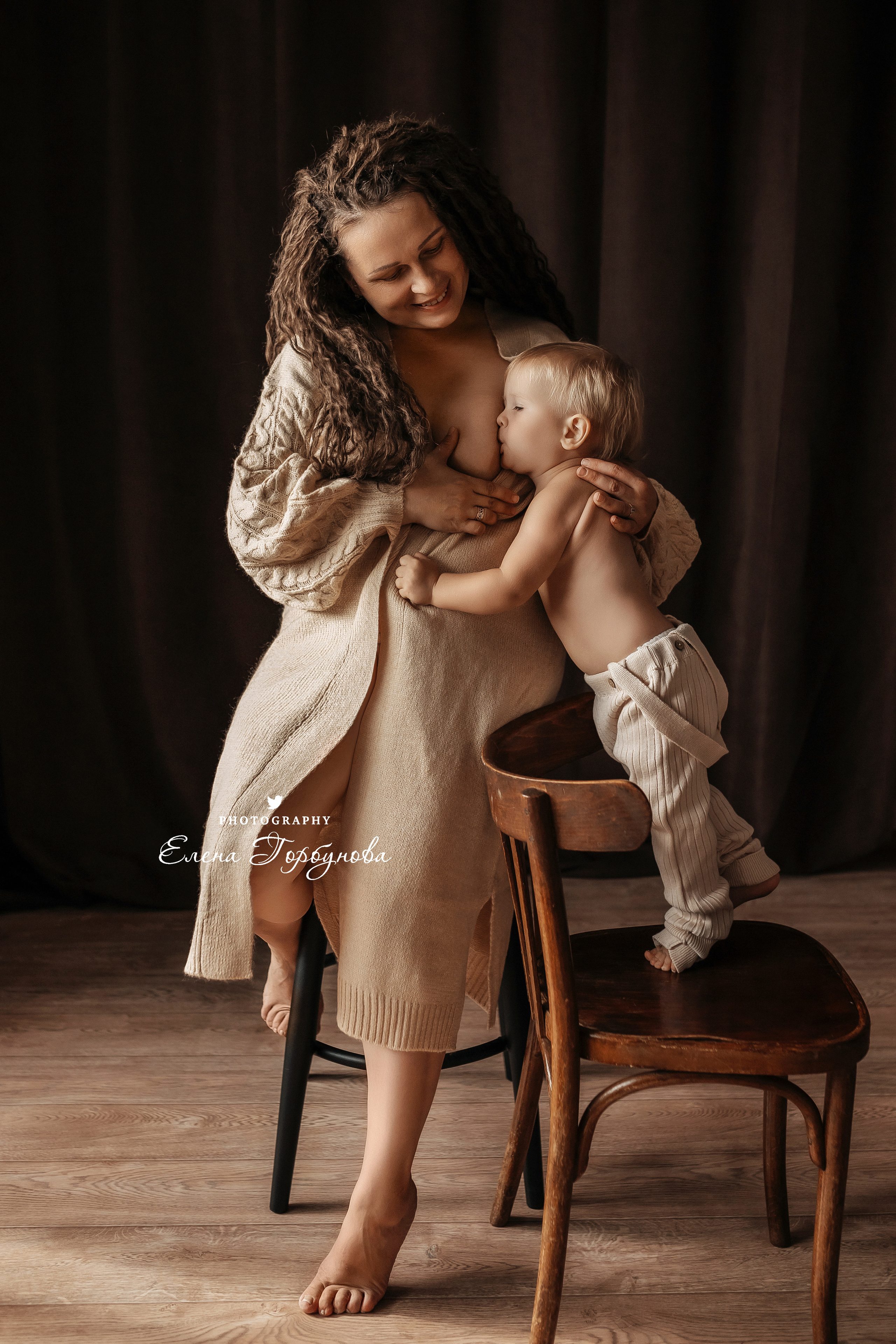 Мама и малыш. Фотосессия материнство. Мама кормит грудью своего малыша, грудное вскармливание. Фотограф Елена Горбунова Пермь. Детский семейный фотограф Пермь. Лайфстайл Пермь. Семья Пермь.