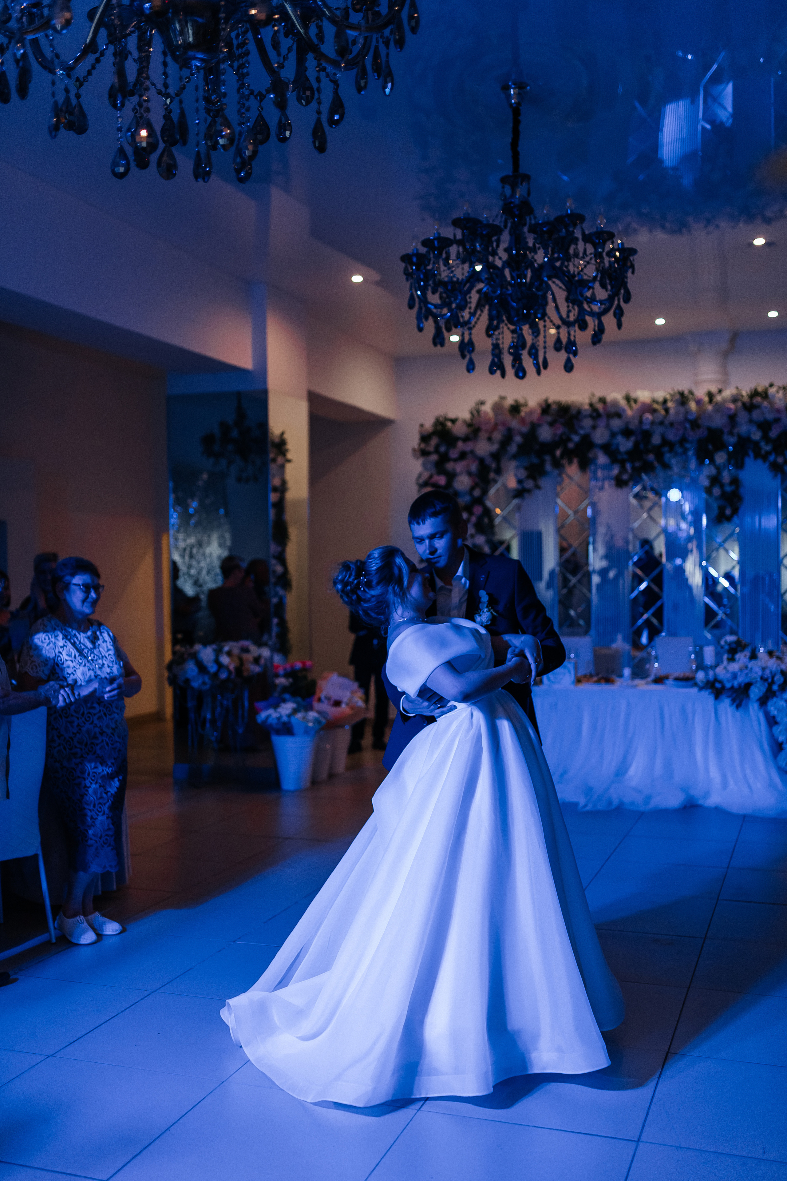 Танец жениха и невесты. Репортажное фото со свадебного банкета