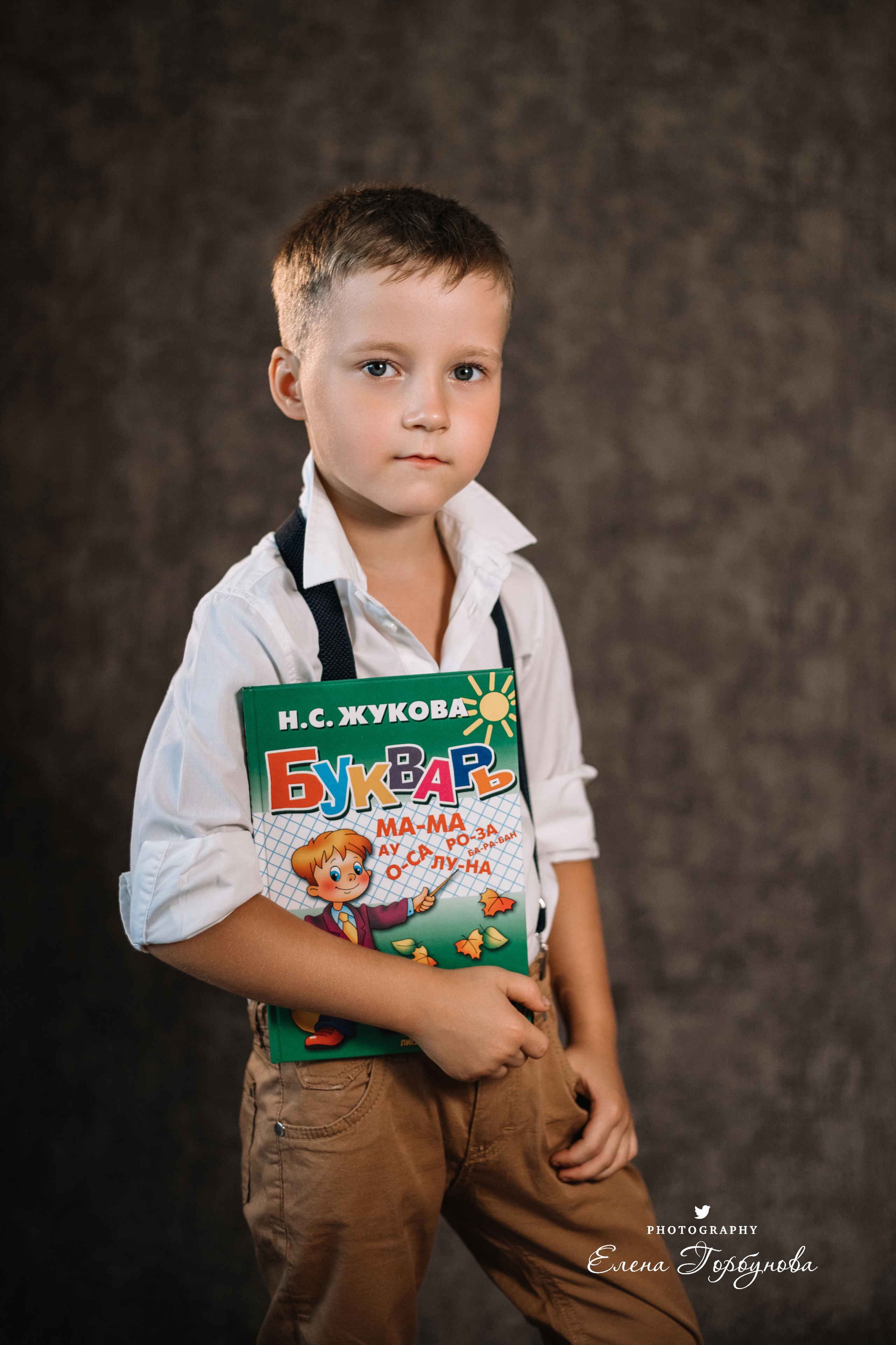 Мальчик позирует на стуле с цветами голубая гортензия. детская фотосессия, детский портрет, фотосессия в садике, фотосессия в студии, детский фотограф пермь Елена Горбунова.