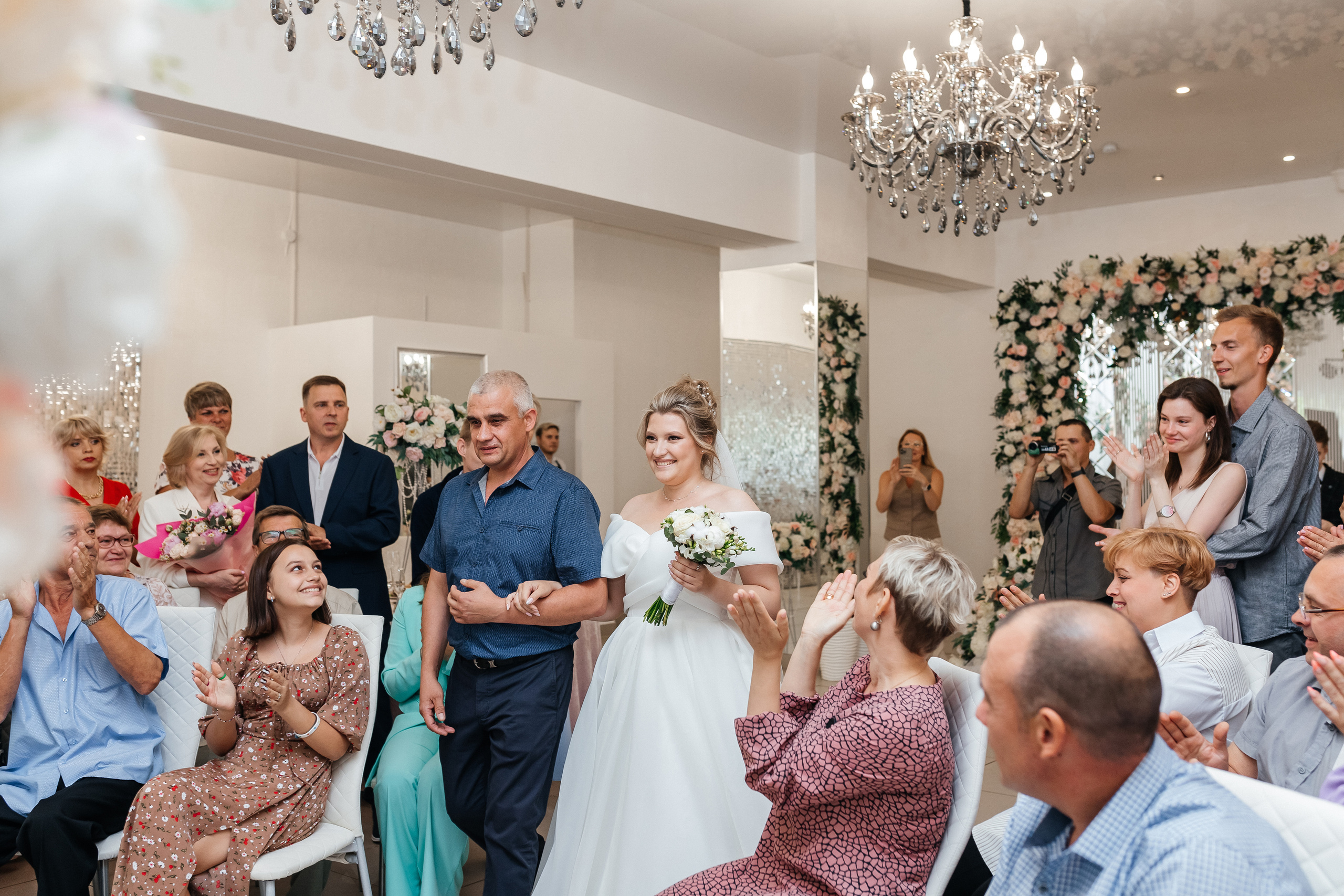 Отец ведёт невесту к жениху