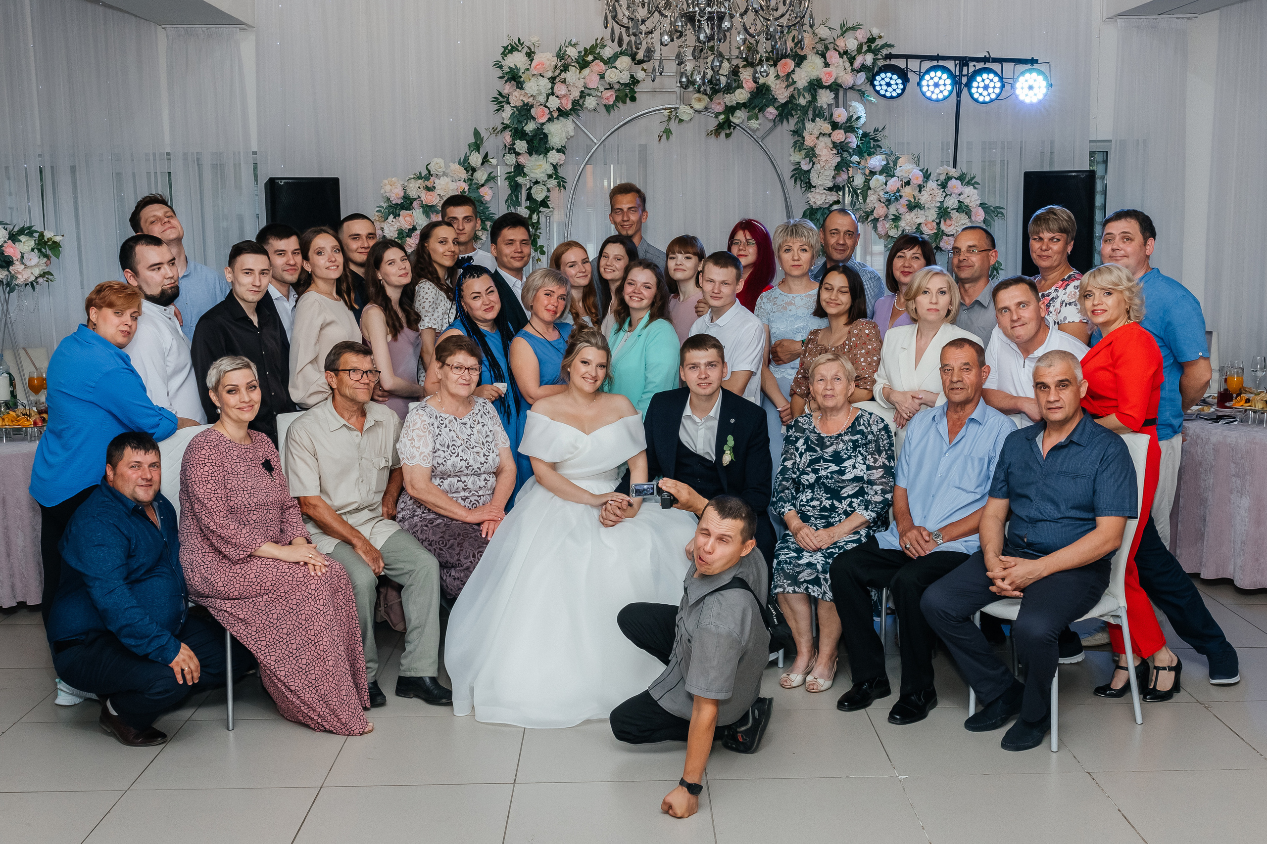 Общее фото гостей на свадьбе