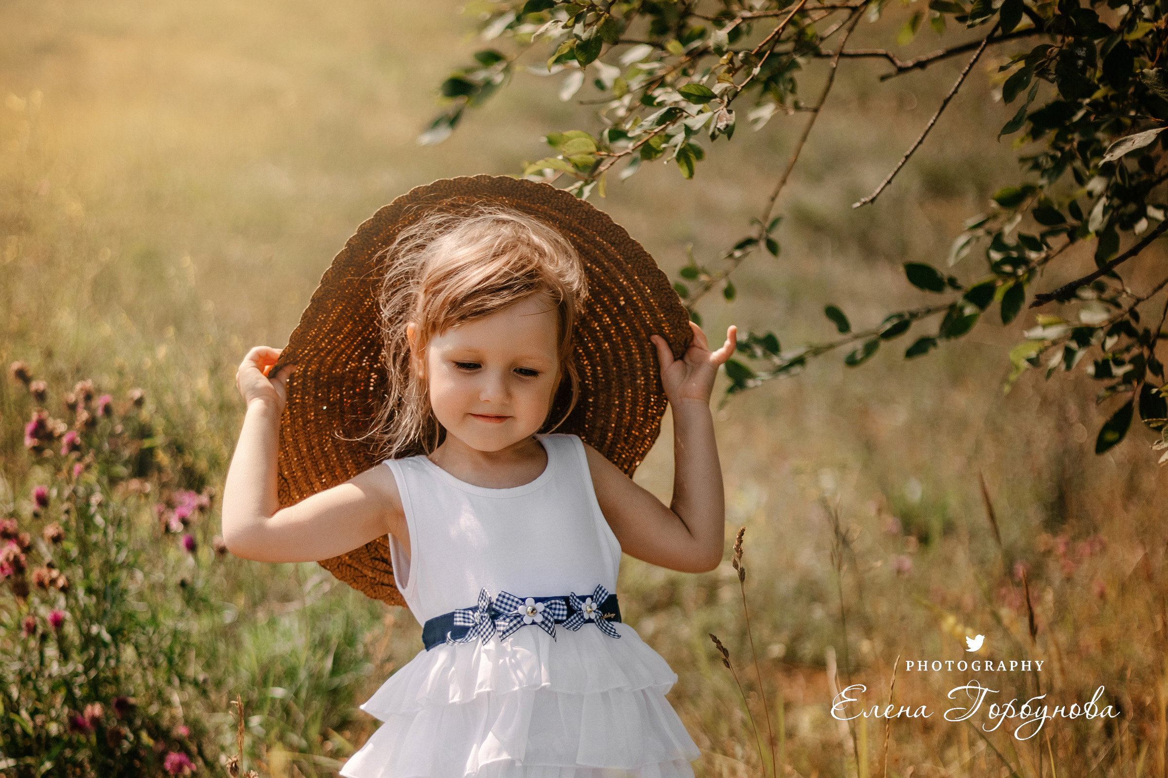 Детская фотосессия на природе на даче летом с соломенной шляпой