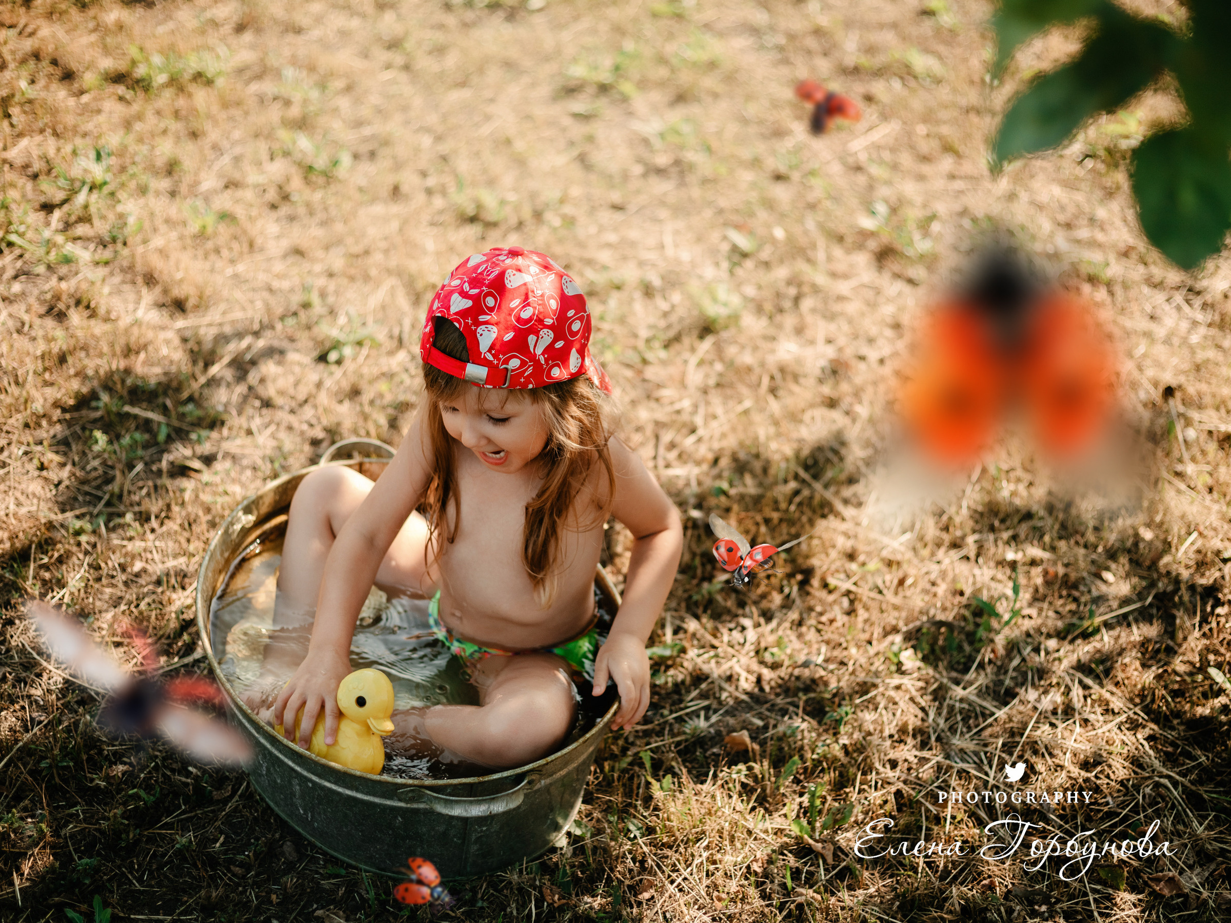 Детская фотосессия на природе на даче летом а тазике с божьими коровками