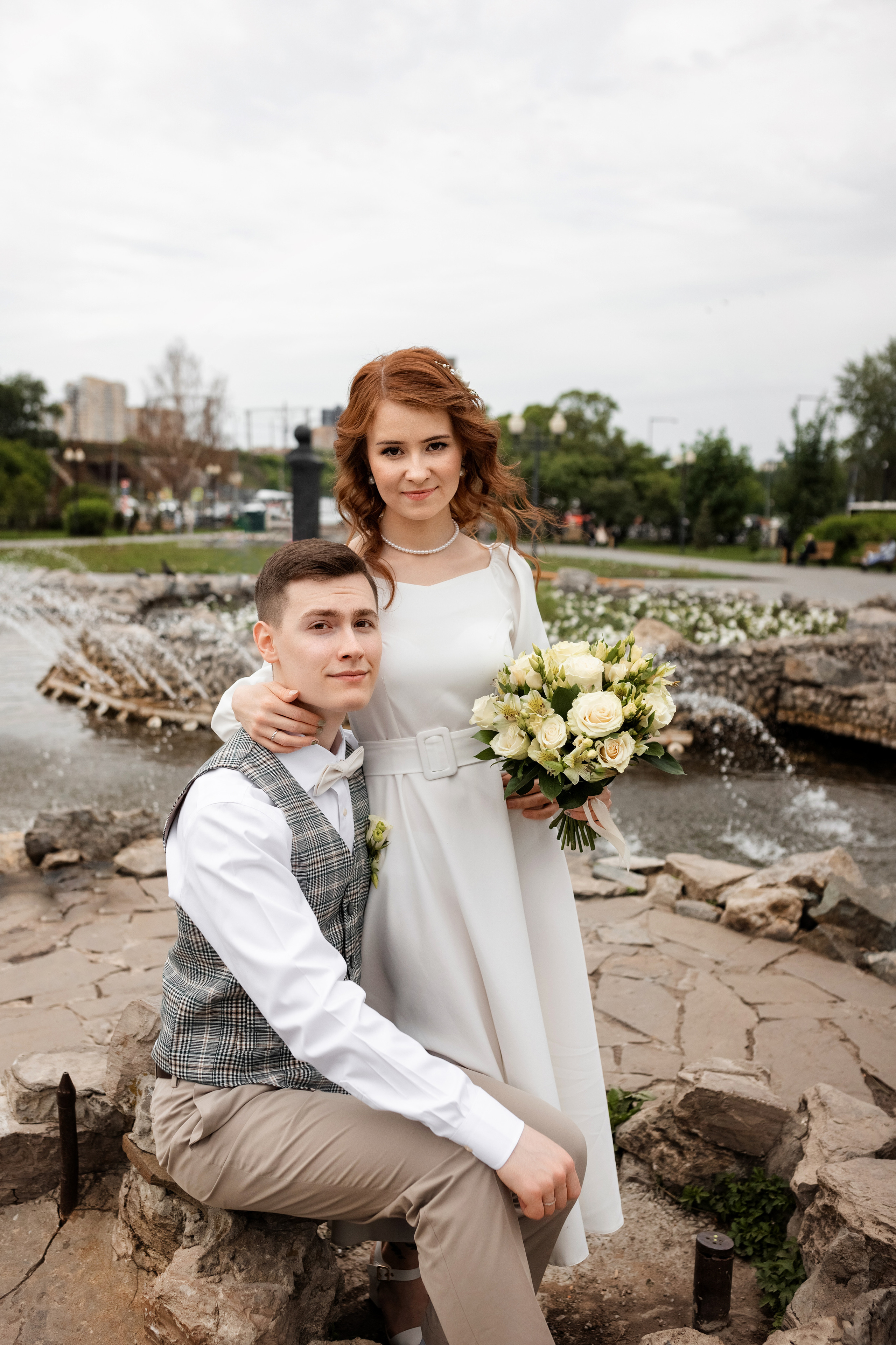 Молодожены на свадебной фото прогулке