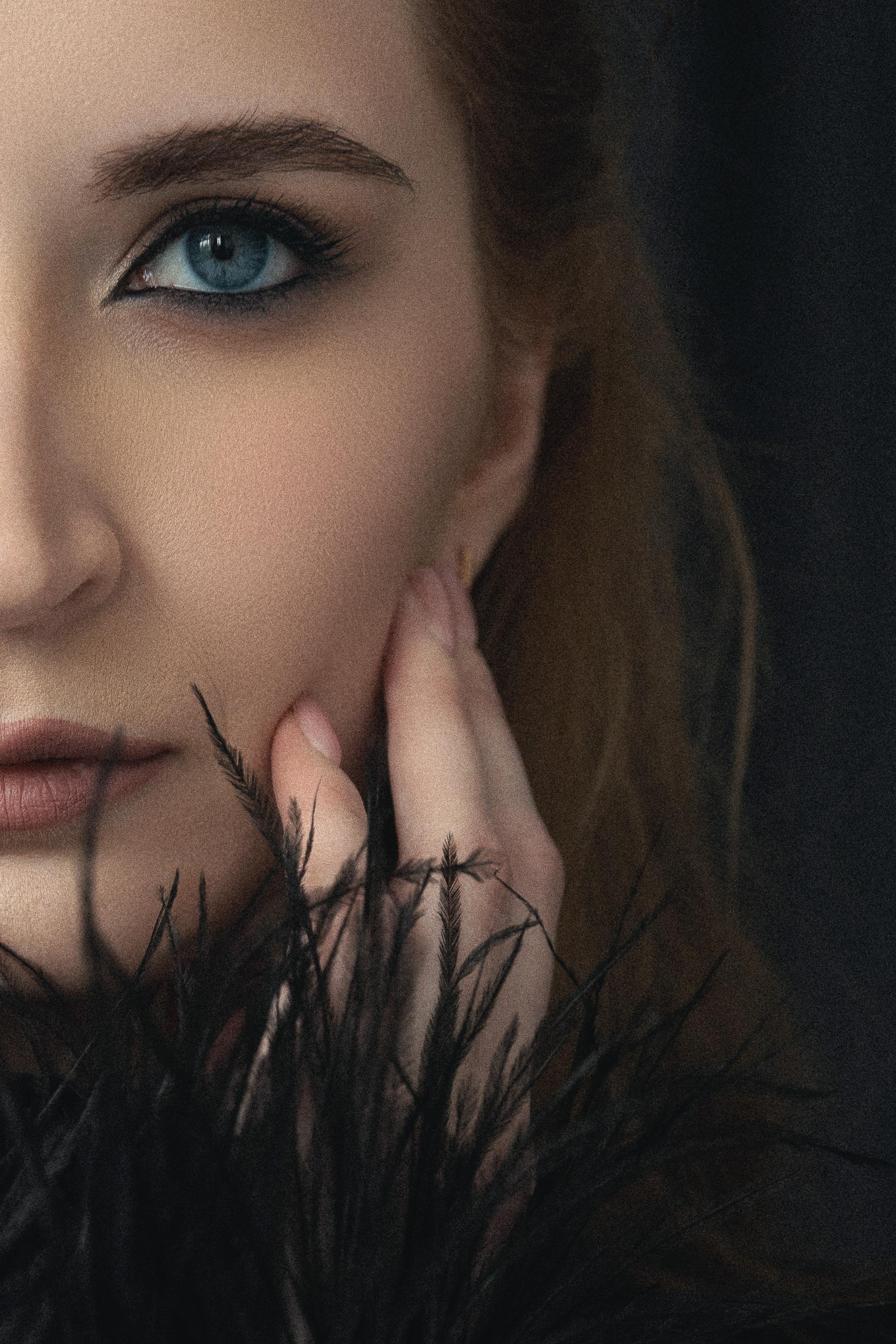 Юлия «The dark feather». Фотограф Мария Щеголькова. Чувственный женский портрет