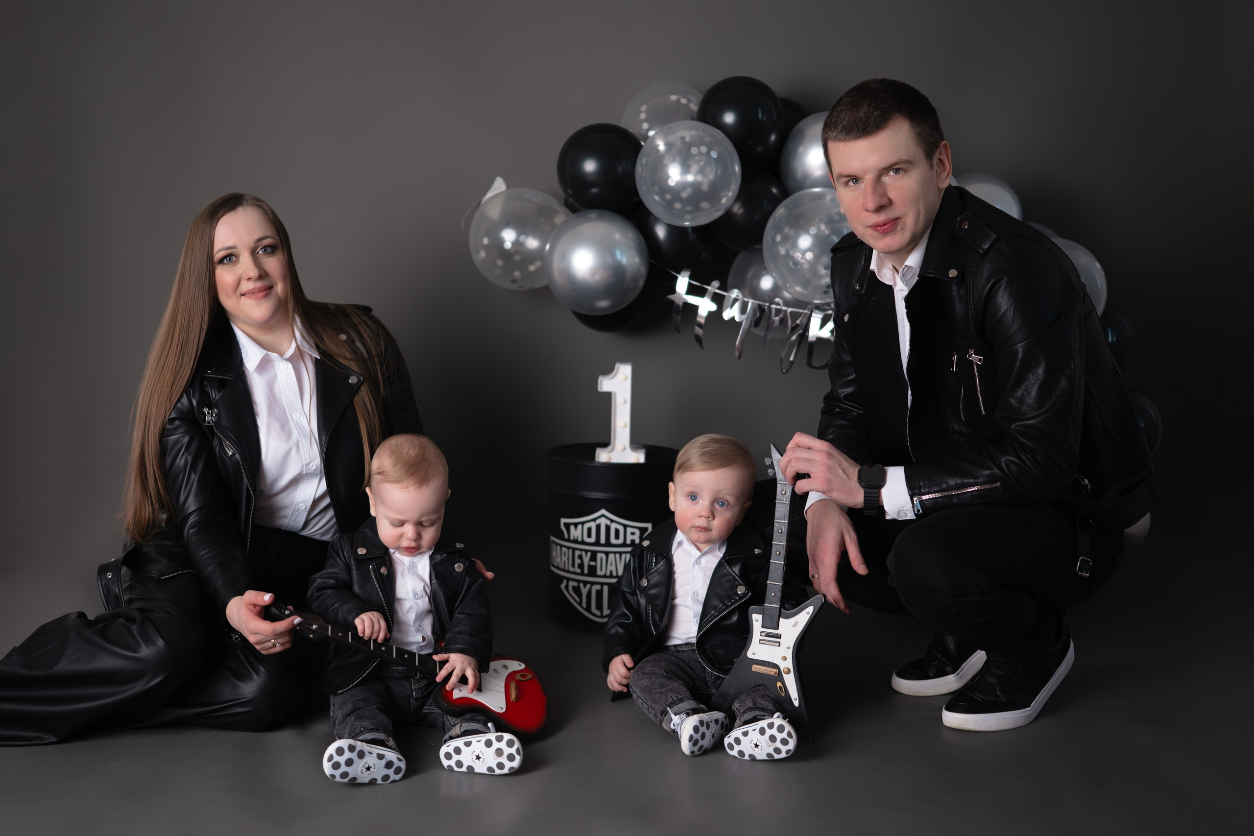 Годик Максиму и Кириллу. Семейный детский ньюборн фотограф в Москве Марта Петрова