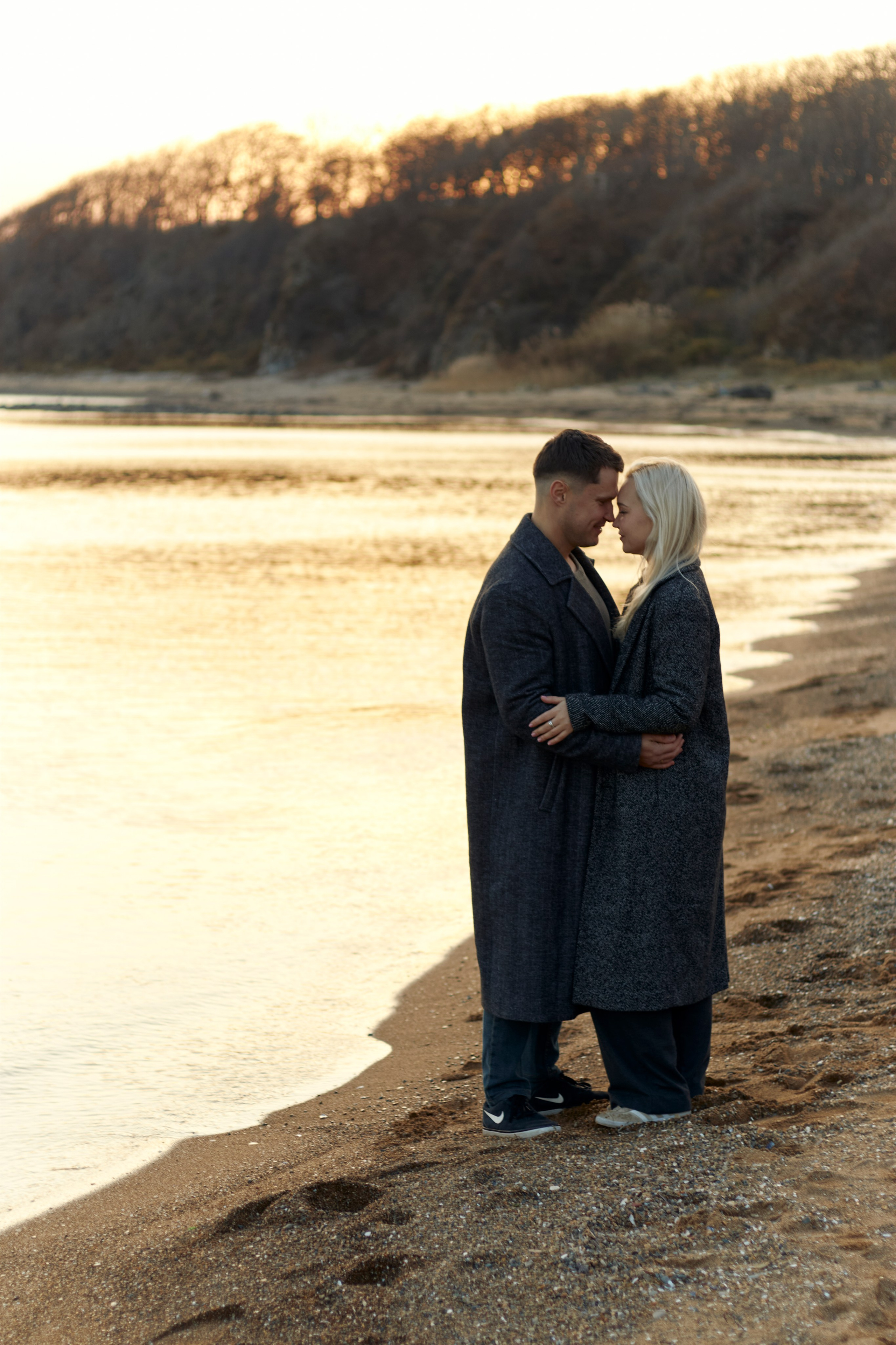 молодая пара возле на берегу моря