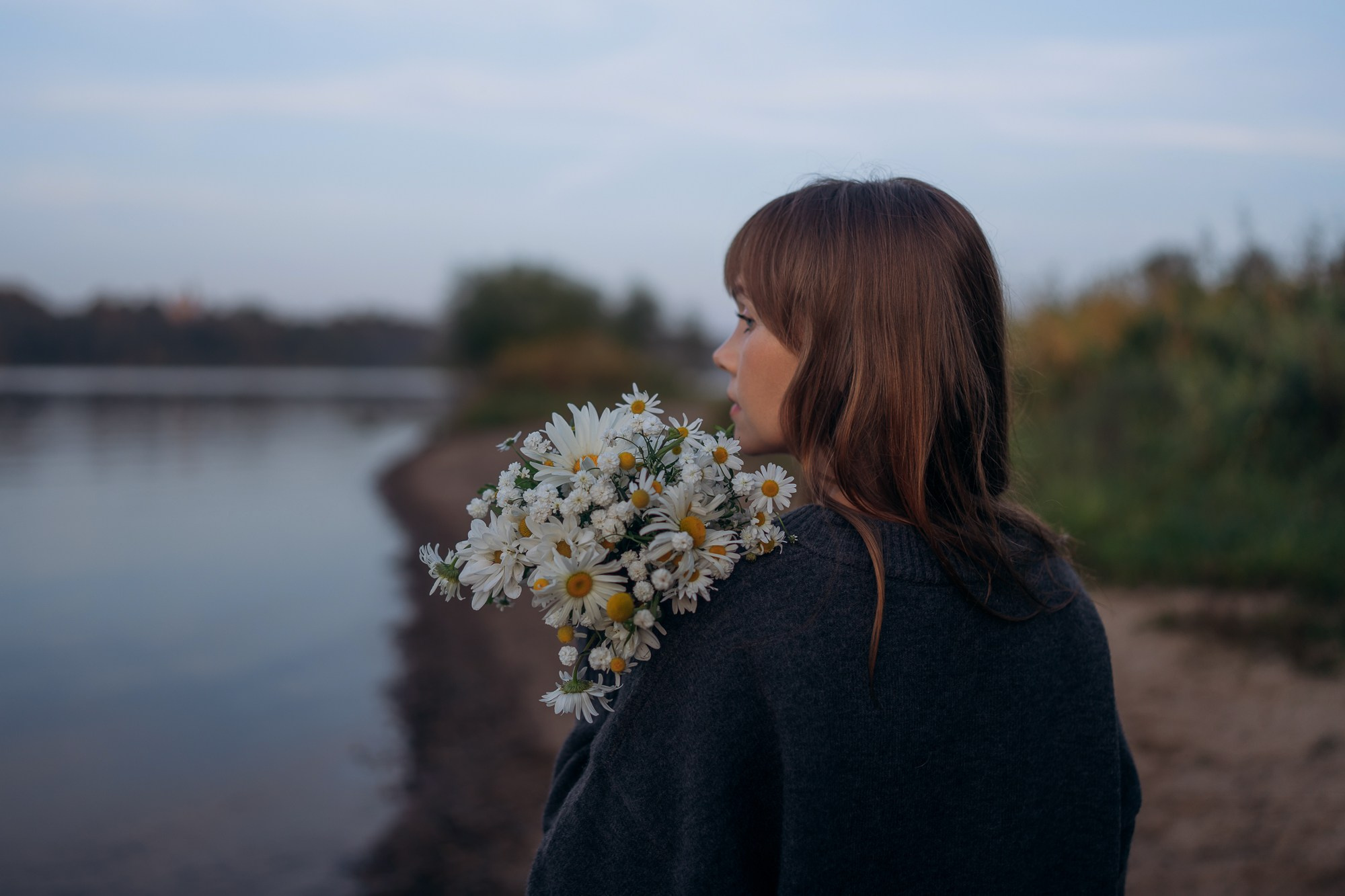 Индивидуальная летняя фотосессия на берегу реки. Свадебный и репортажный фотограф в Ярославле Евгений Сальников