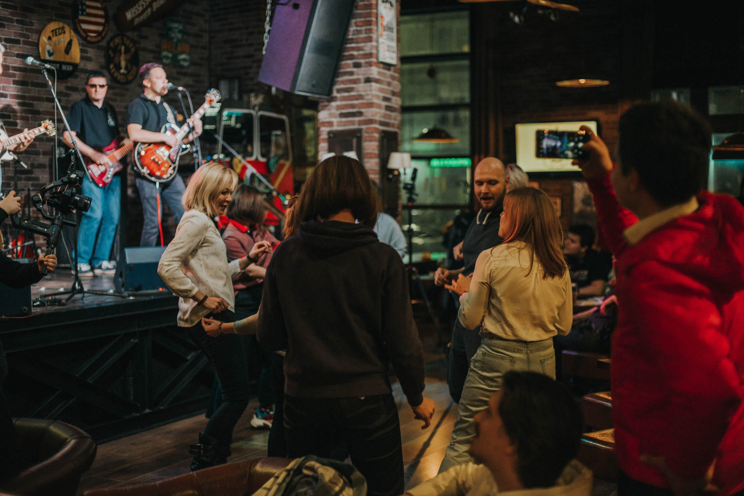 LifePub 16.03.2022. Московская кавер-группа BankBand