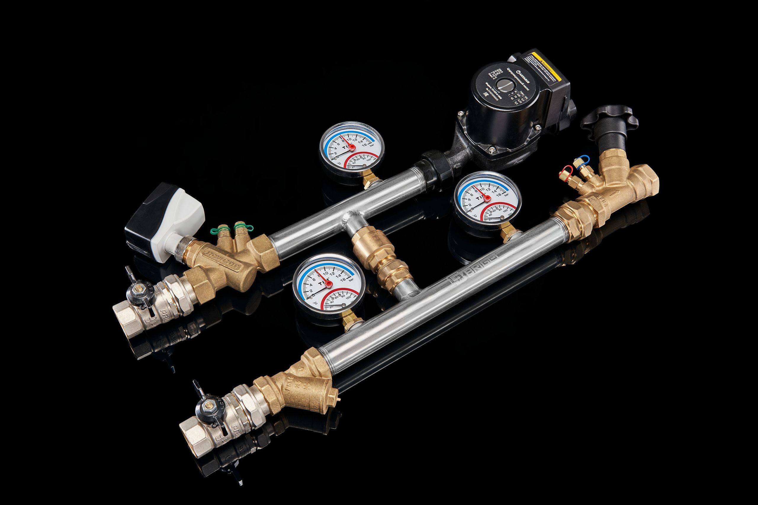 Фотосъёмка промышленного оборудования. Фото на черном фоне с отражением. Предметная фотография для предприятий.