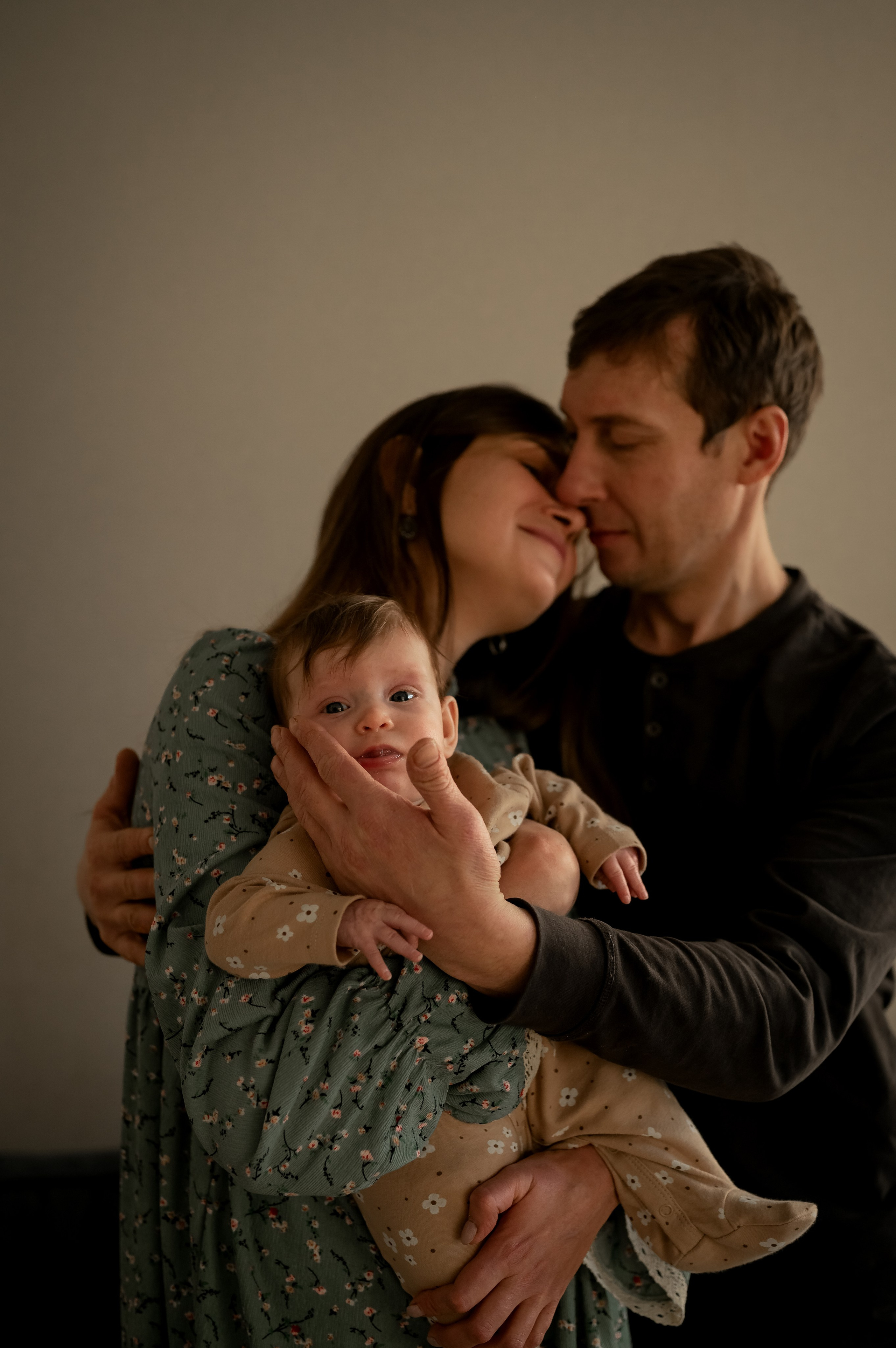 Родители с новорожденным малышом. Фотограф новорождённых, семейный, школьный в городе Калуге Евгения