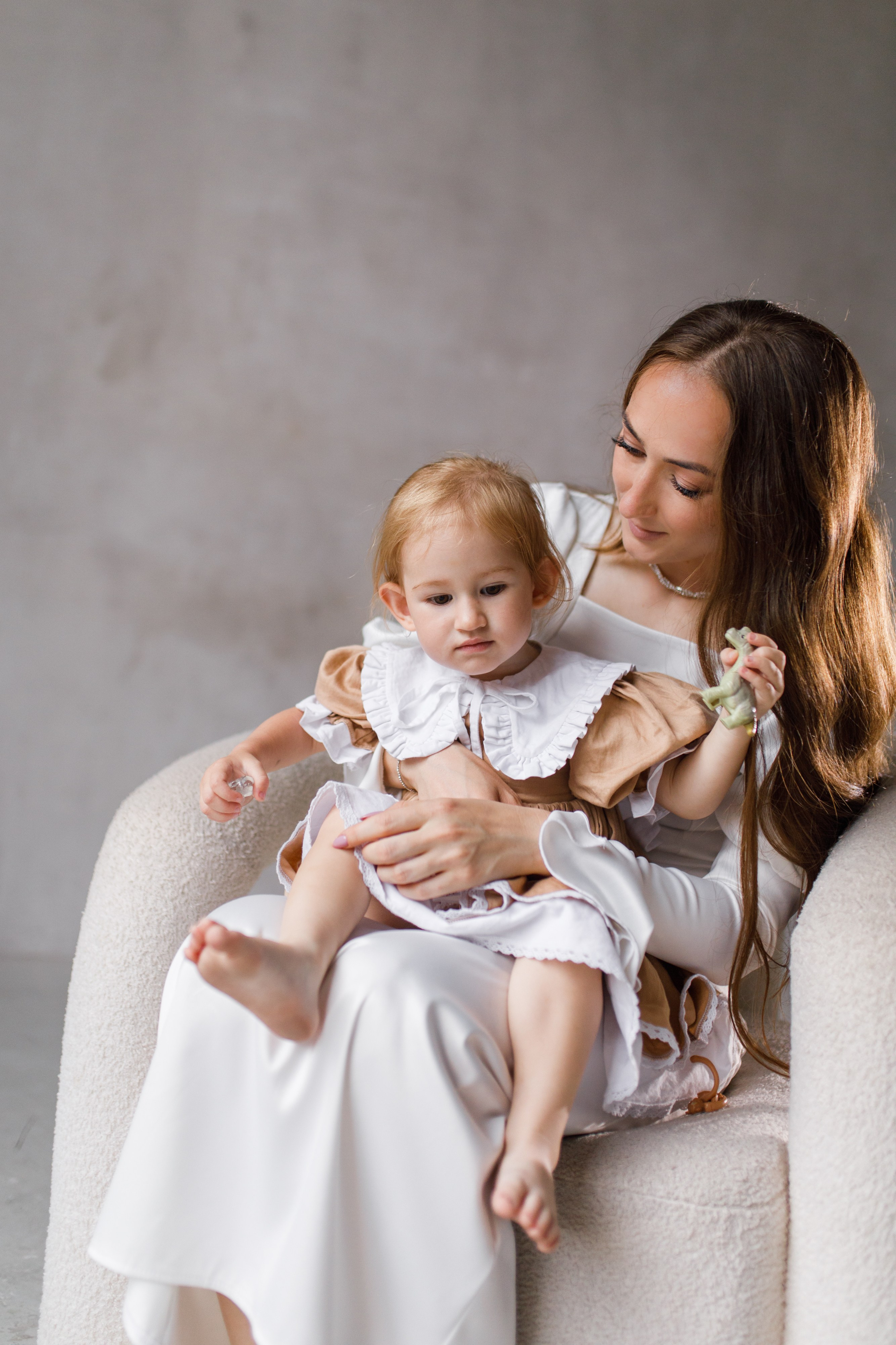 Семейная фотосессия в студии 2 года Валерии. Фотограф в Уфе Ирина Идрисова
