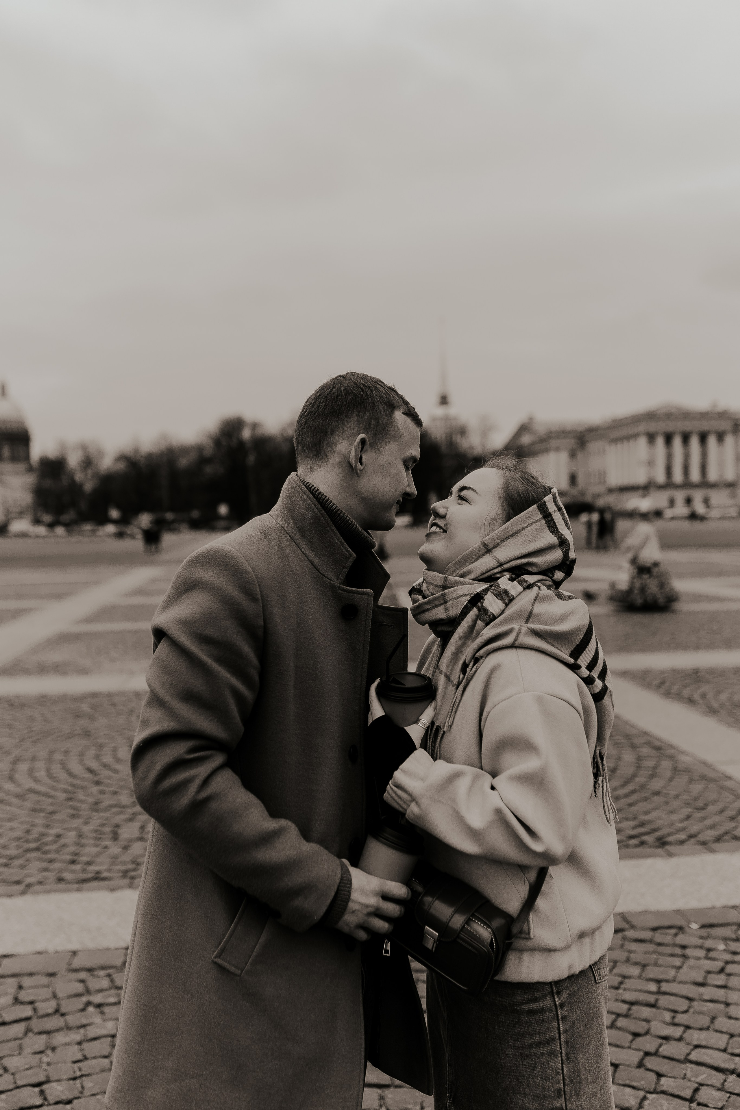 Пара гуляет по Петербургу. Фотограф в Санкт-Петербурге Лиза Семченкова