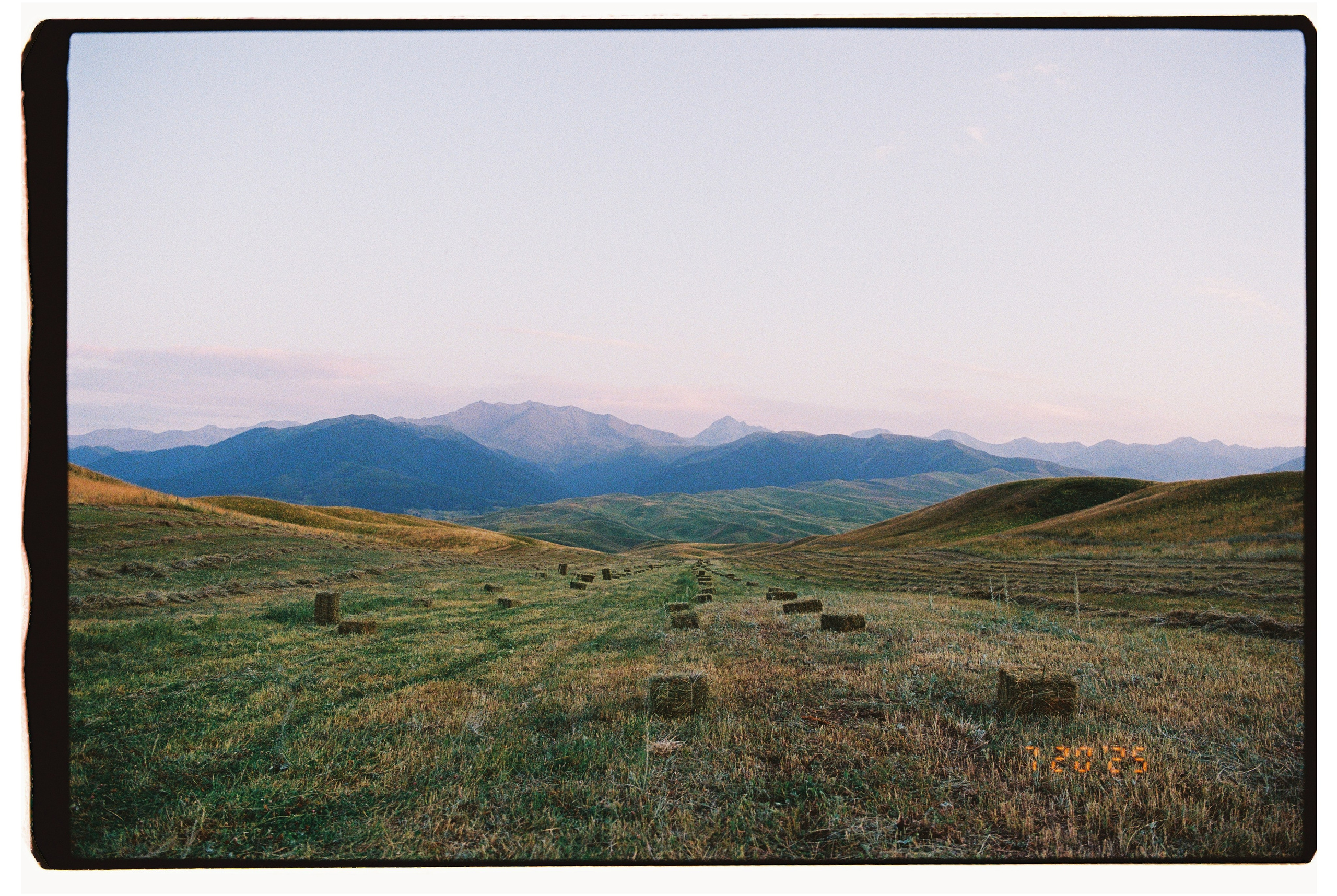 2025 — Путешествия на плёнку. Фотограф в Алматы — Алексей Коньков | Репортаж, свадьбы, портреты