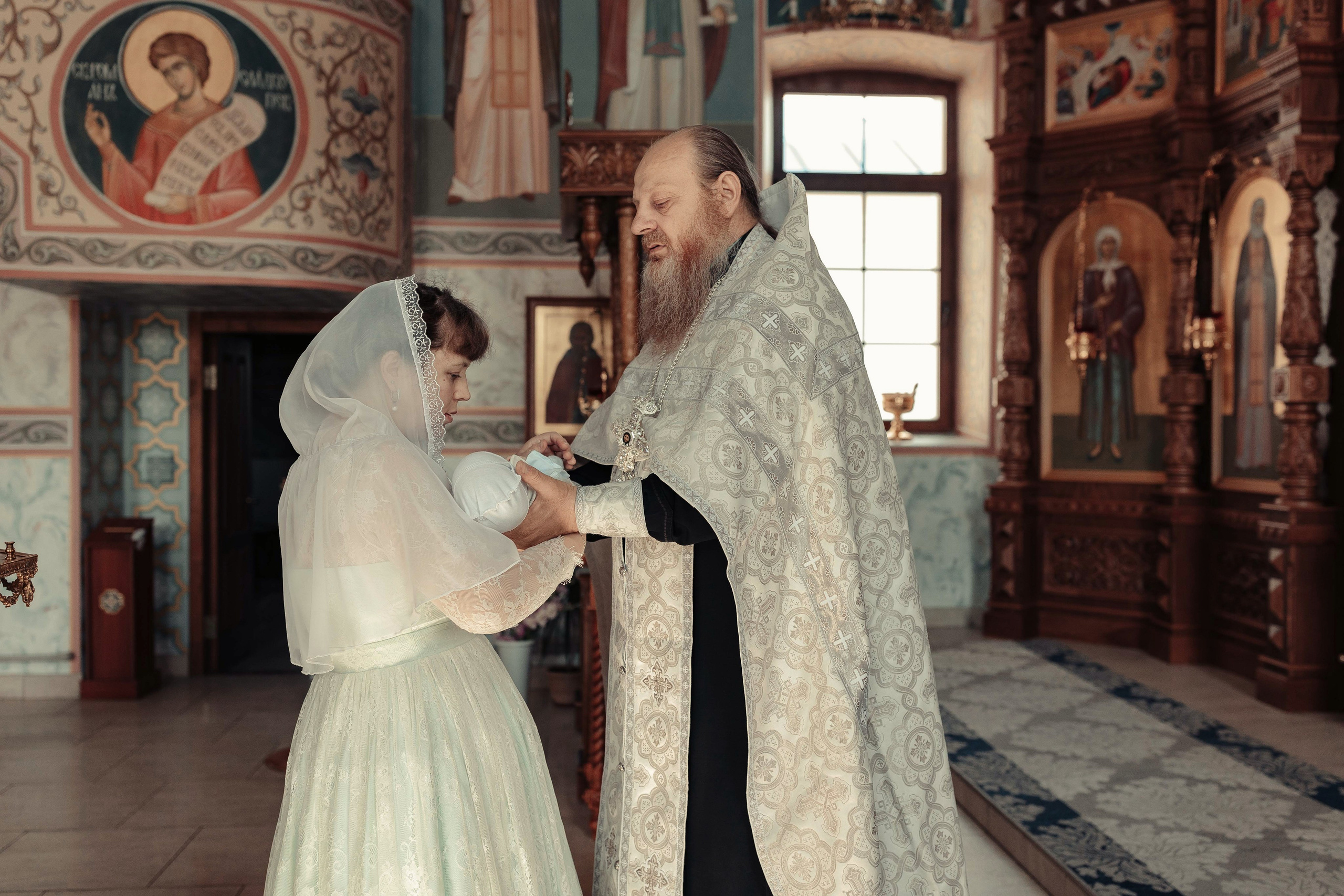 Фото съемка таинства крещения в храме Нижнего Новгорода. Алексей Шаров — свадебный и репортажный фотограф в Нижнем Новгороде