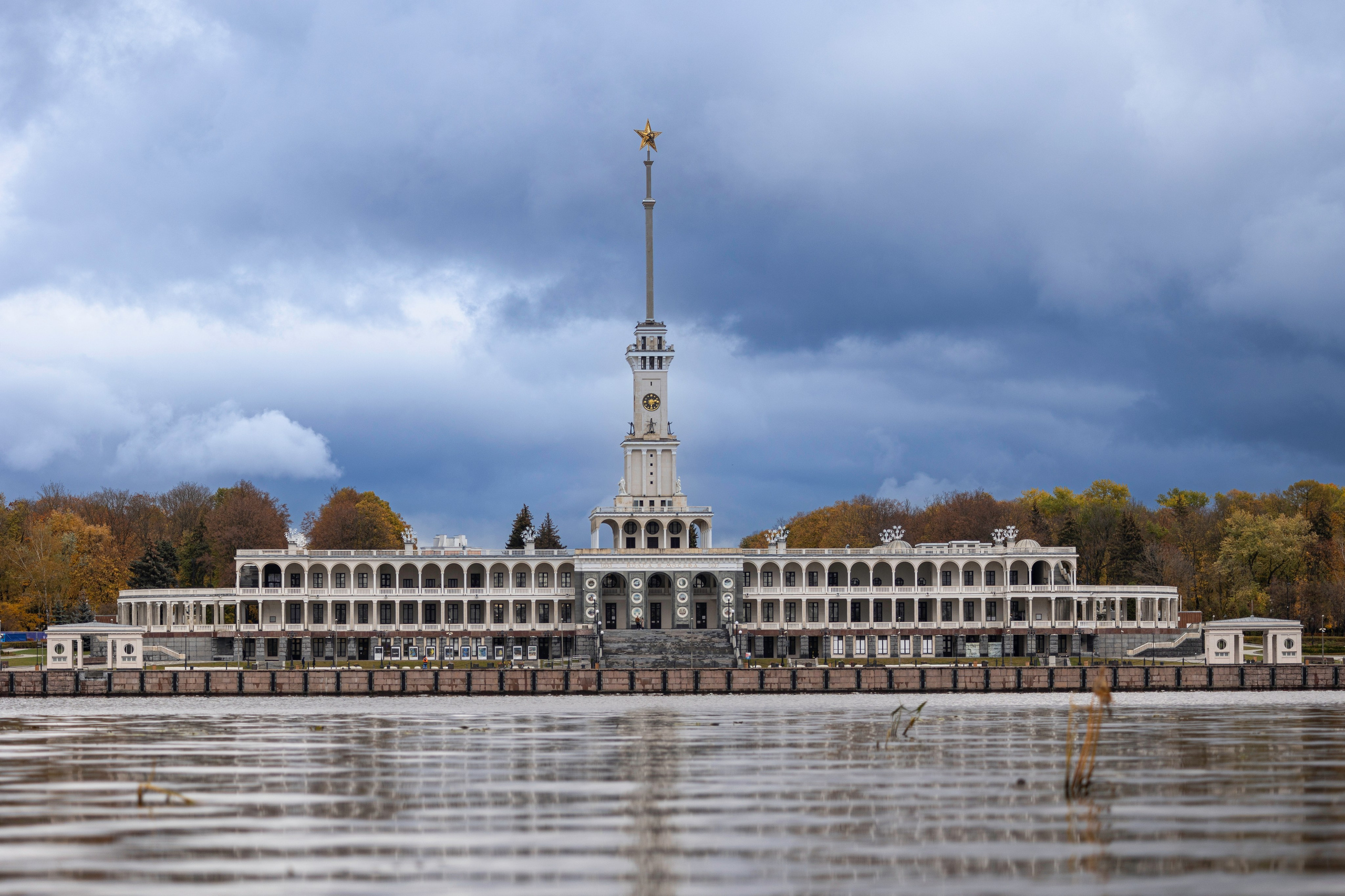 Фотография речного вокзала после реставрации осень 2025 года