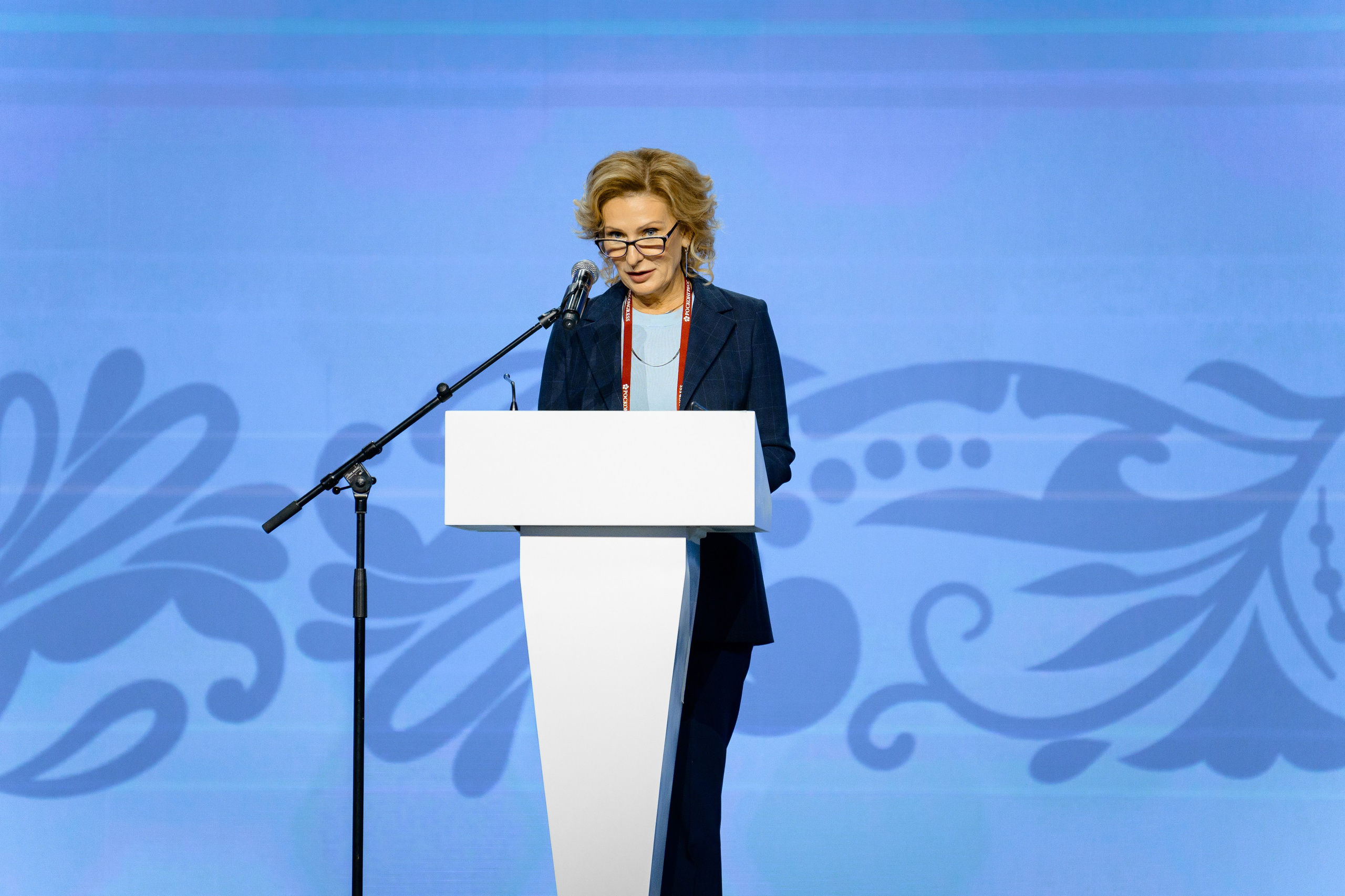 Выставки: Фотография с выставки, на которой посетители изучают представленные экспонаты. Скворцова Вероника. Татьяна Голикова. Михаил Мурашко. Единая Россия. Дума. Министр Здравоохранения. ФМБА. Правительство России. Фотография с форума, на которой участники активно участвуют в дискуссии.