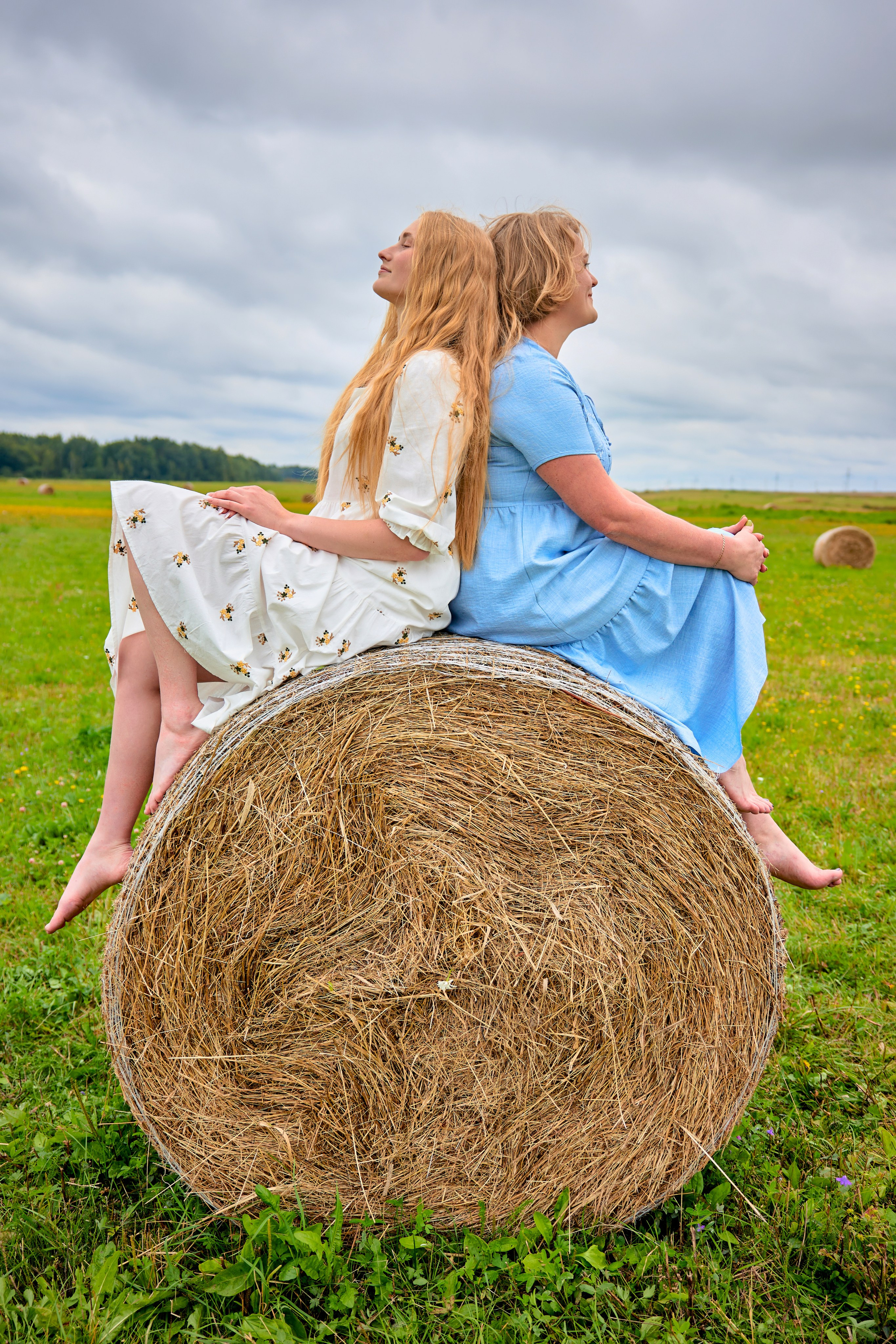 Съемка в стогах сена. Татьяна и Ольга. Фотограф Люся Воробьева