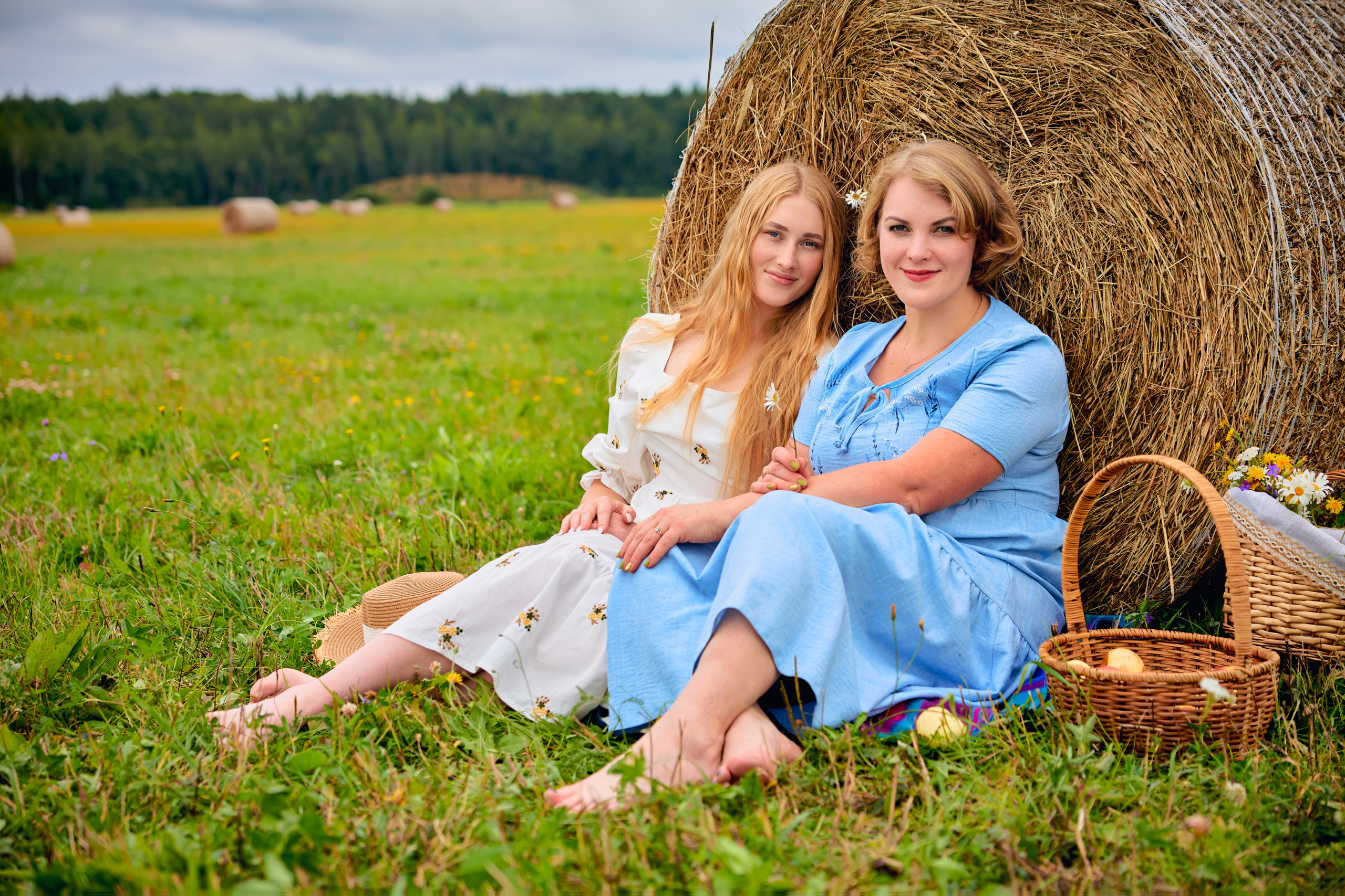 Съемка в стогах сена. Татьяна и Ольга. Фотограф Люся Воробьева