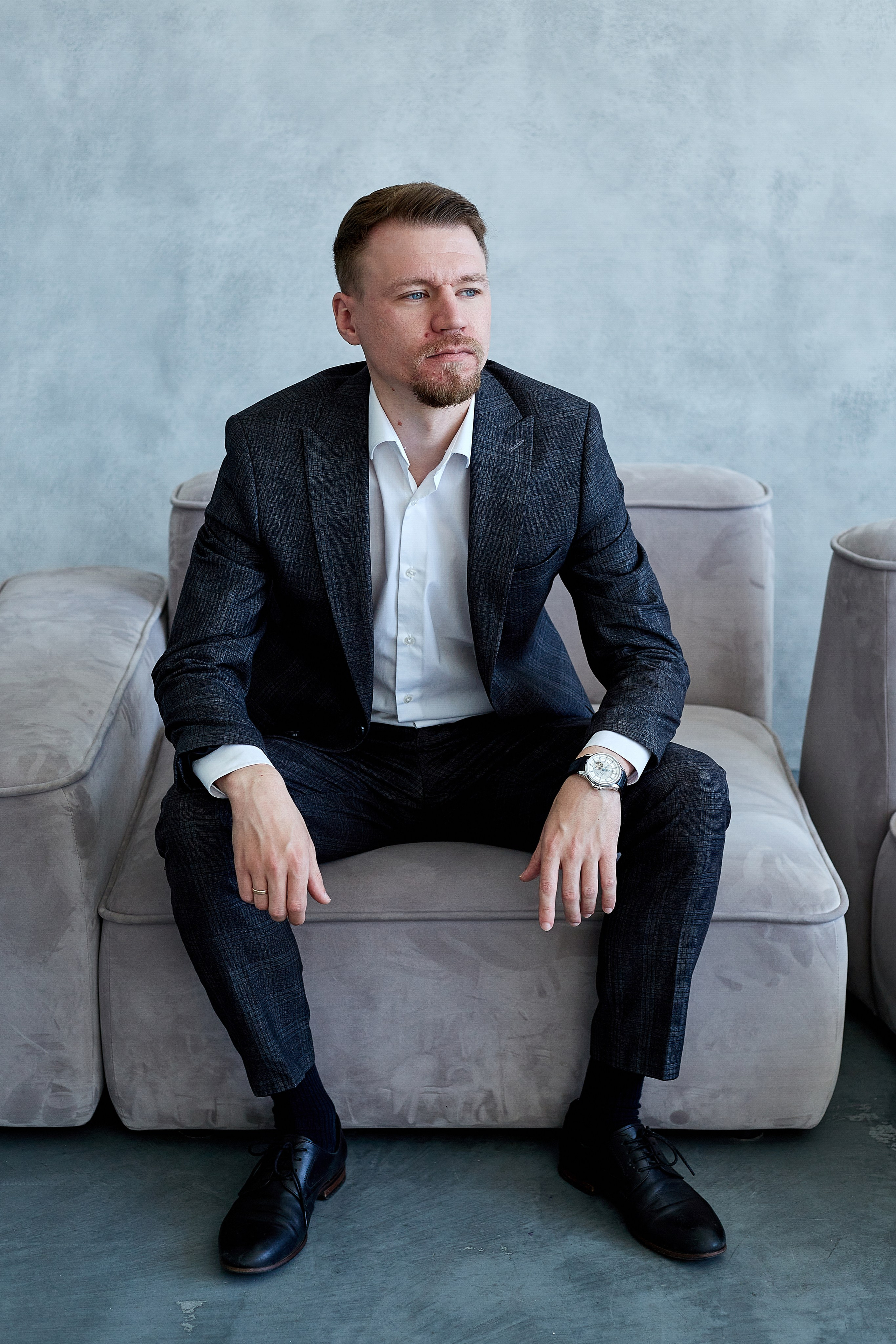 Бизнес-портрет в студии (Пенза) — профессиональная фотосессия для личного бренда и резюме. Деловой портрет в Пензе — фотосъемка для LinkedIn, сайта компании и соцсетей. Профессиональный бизнес-портрет в Пензе — фотосессия в деловом стиле с ретушью. Корпоративный портрет в Пензе — студийная съемка для предпринимателей и компаний. Фото для резюме и делового профиля (Пенза) — строгий стиль, естественный свет, профессиональная обработка.