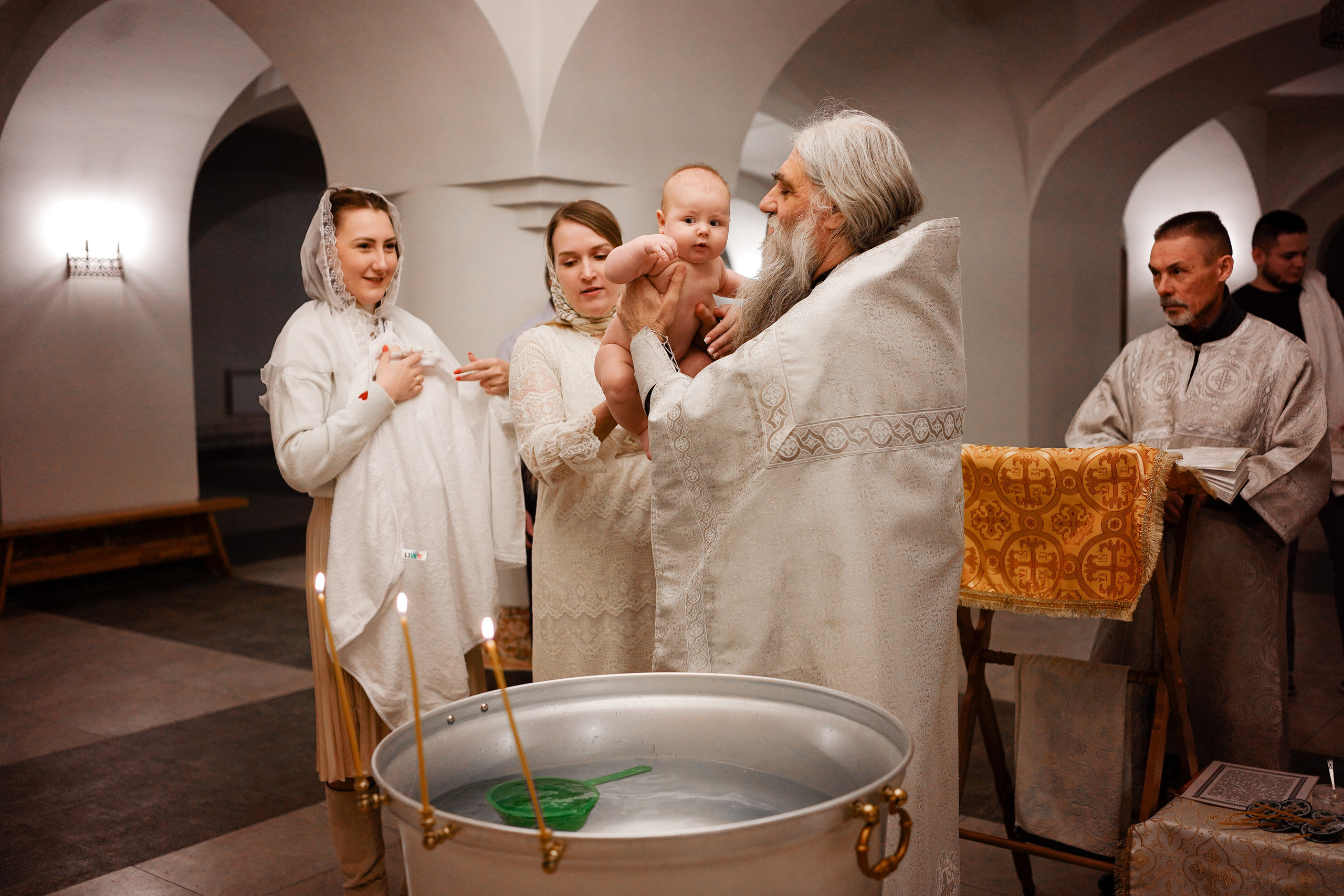 Таинство Крещения в храме Живоначальной Троицы в Троицке. Семейный и детский фотограф в Москве Екатерина Офицерова