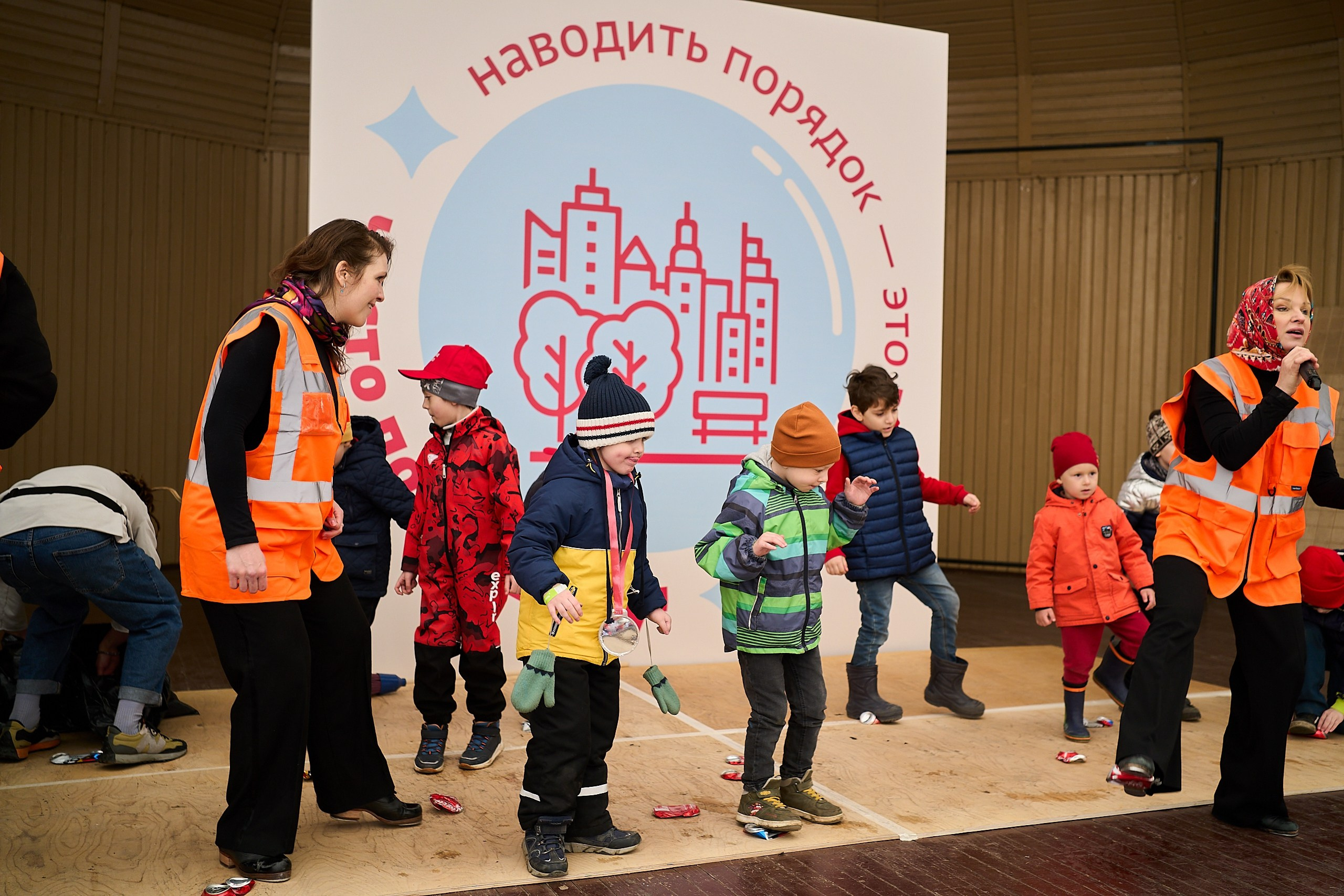 Субботник у Управления делами Мэра и Правительства Москвы. Фотограф и Видеограф в Москве. Олег Корушев