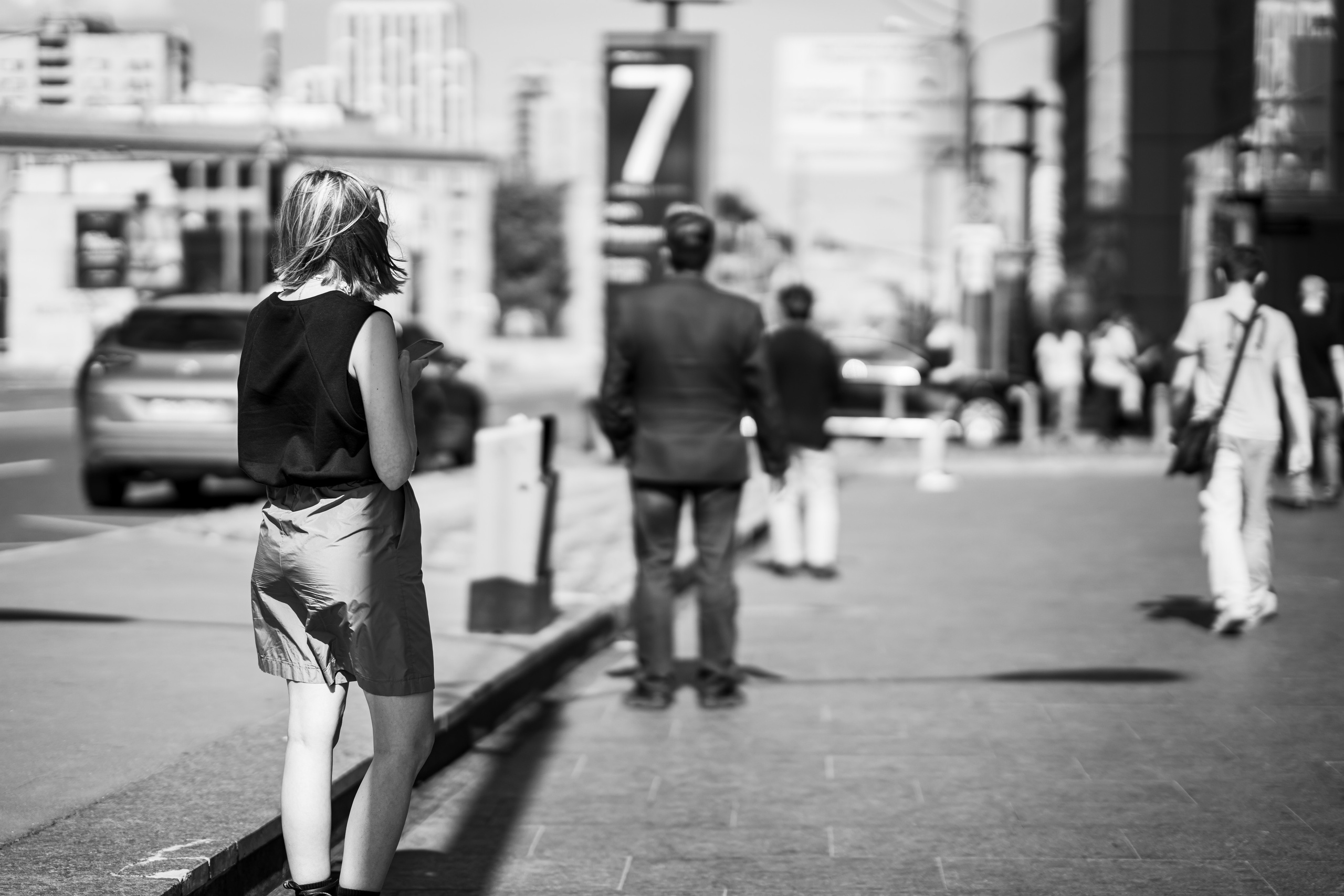 Девушка на перекуре в Москва-Сити