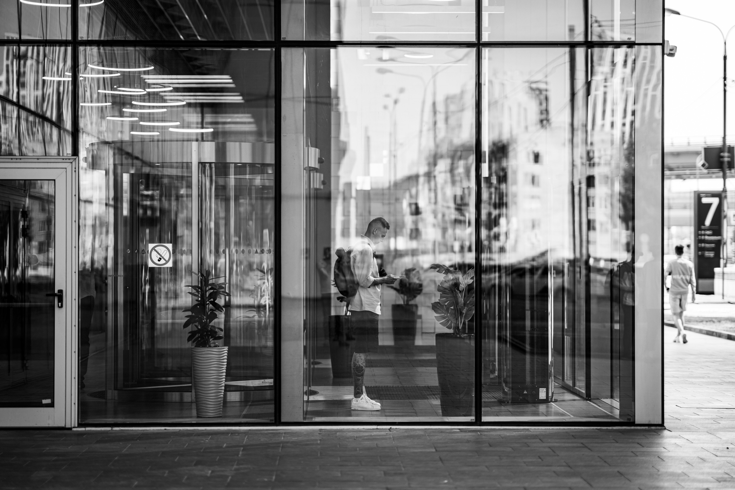 Человек в стеклянном здании в Москва-Сити