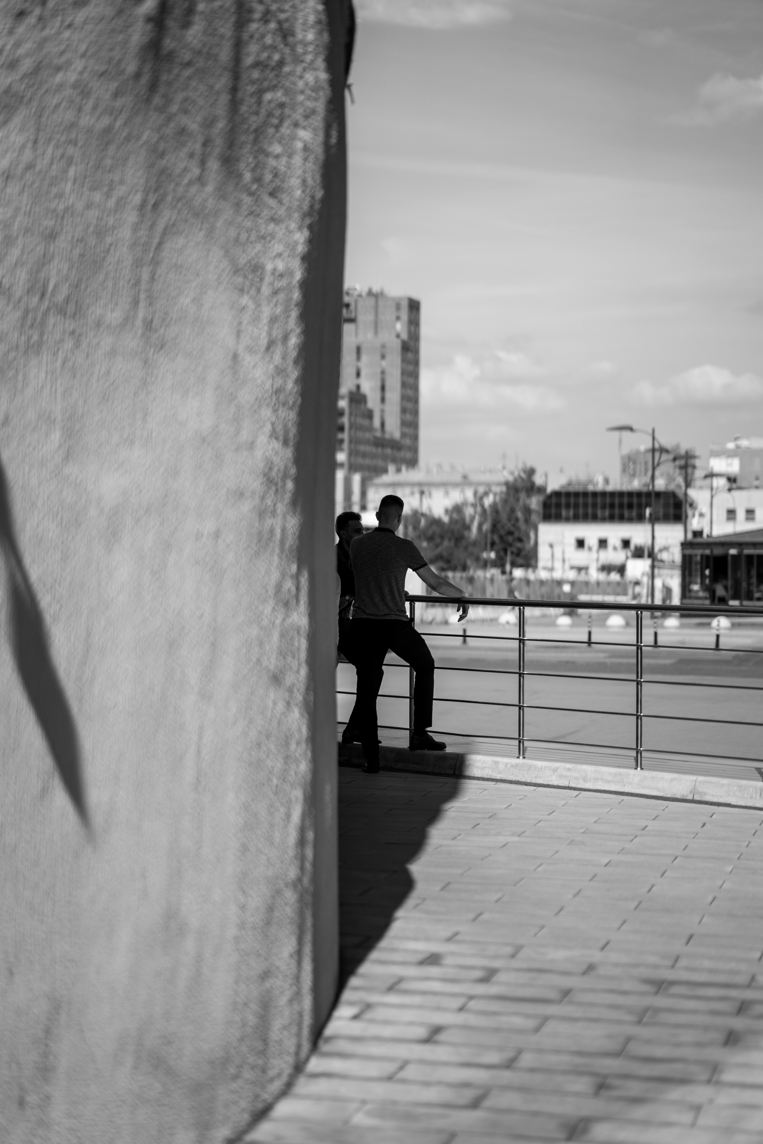 Два человека у стены в Москва-Сити