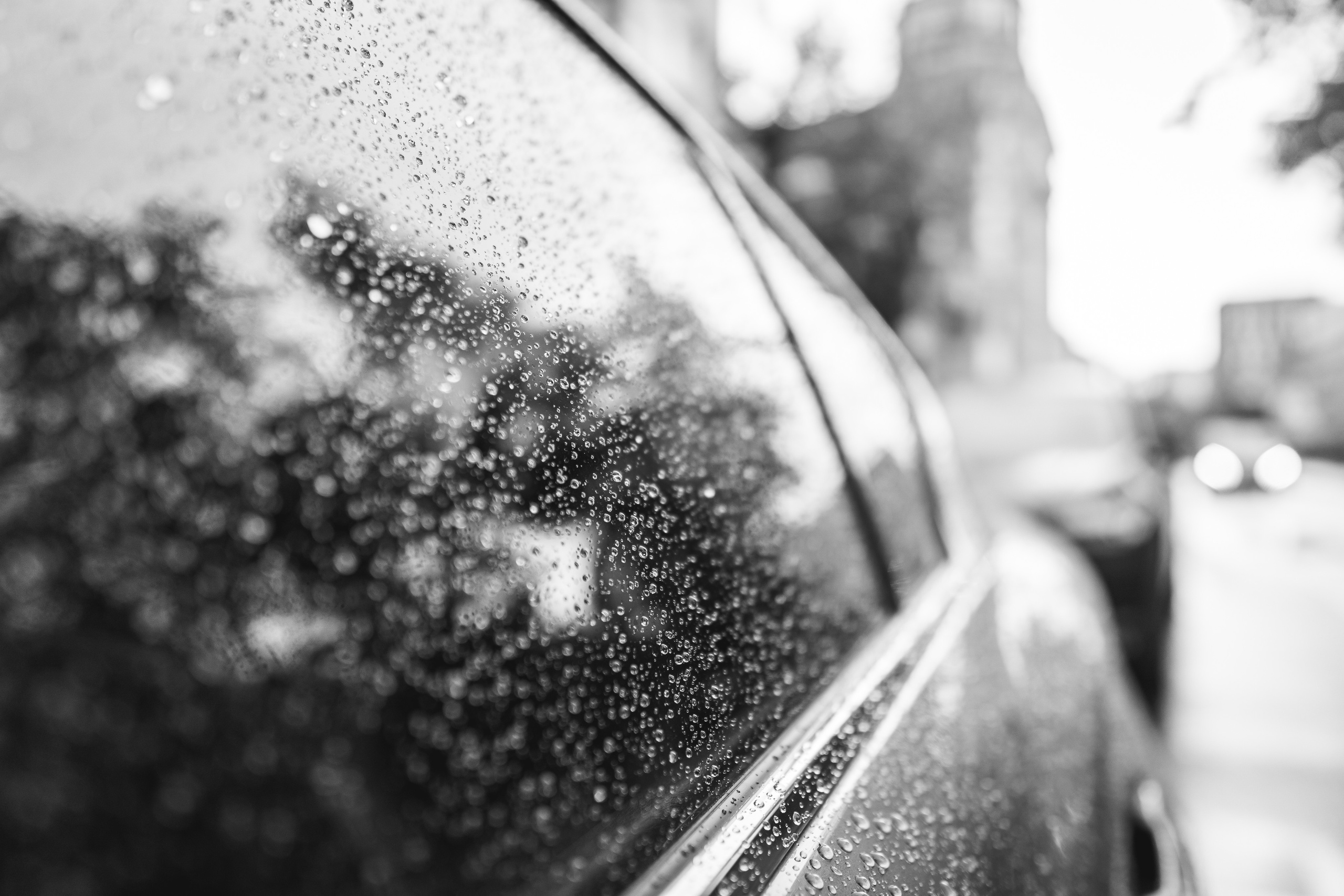 Капли дождя на машине