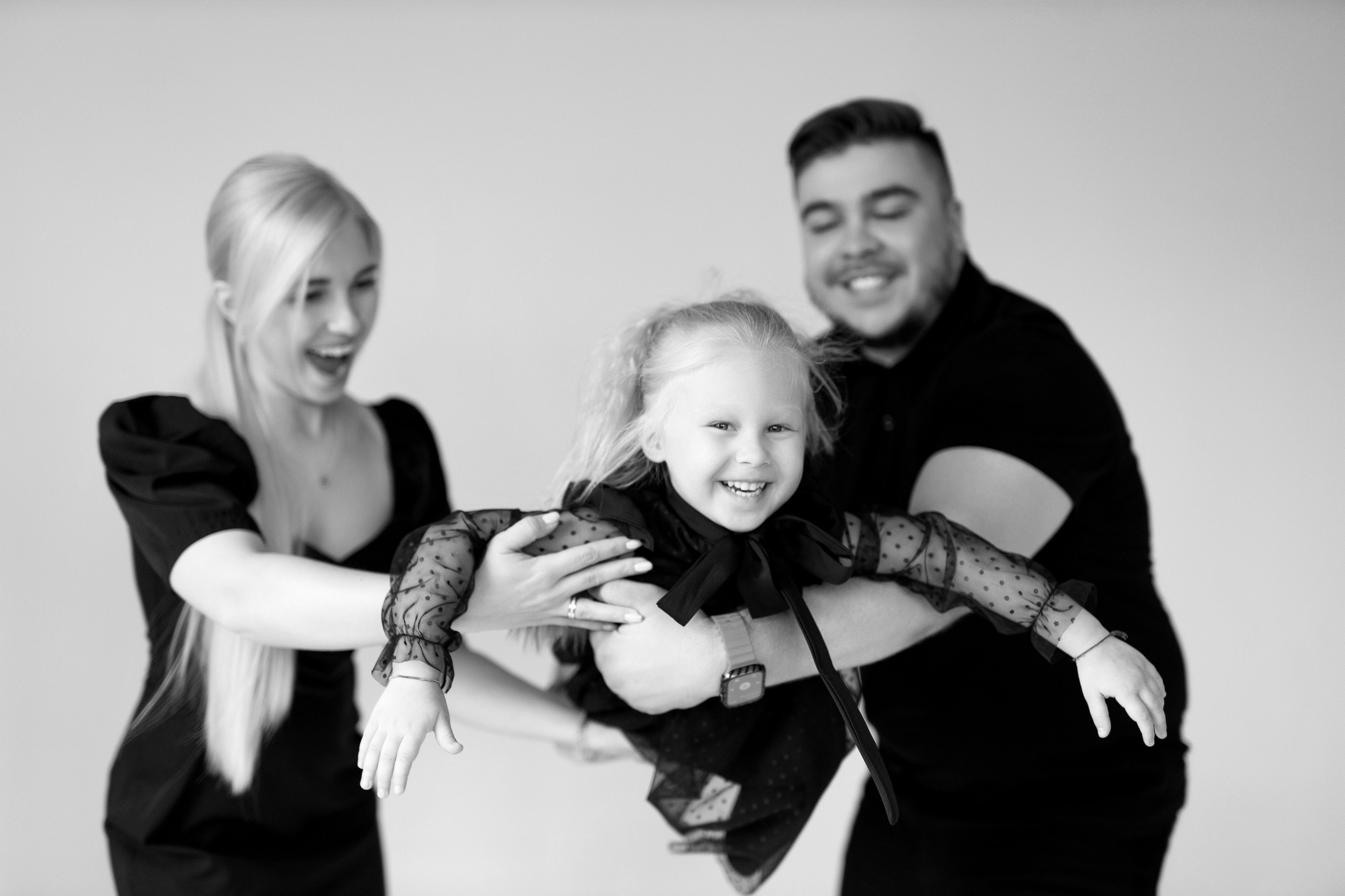 Семейная фотосессия монохром. Свадебный и семейный фотограф в Алматы Алексей Балышев